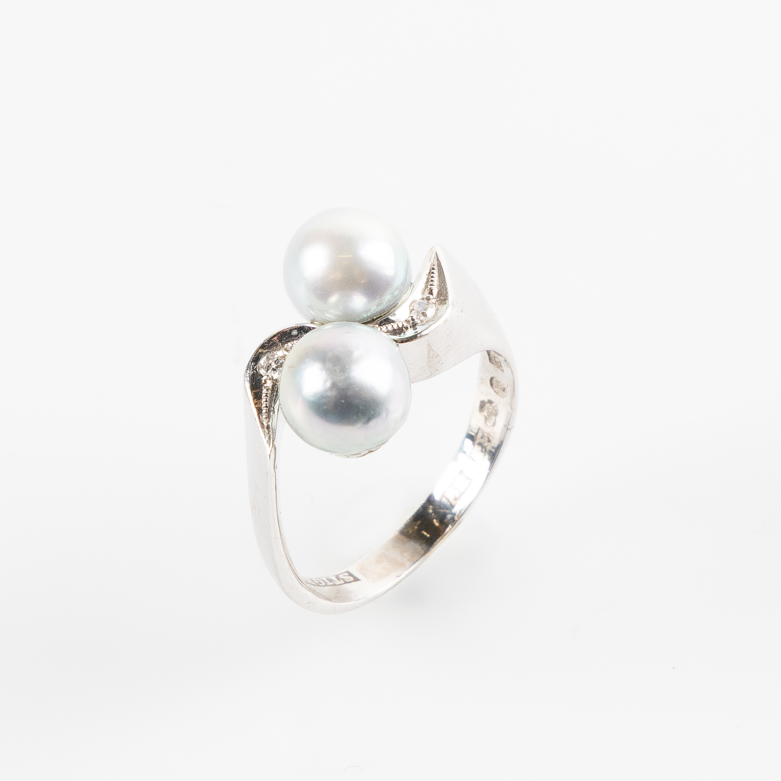 RING, 18K vitguld med odlade pärlor samt briljantslipade diamanter, Stigbert för Rudberg Guldsmedsaffär, Stockholm, 1973.