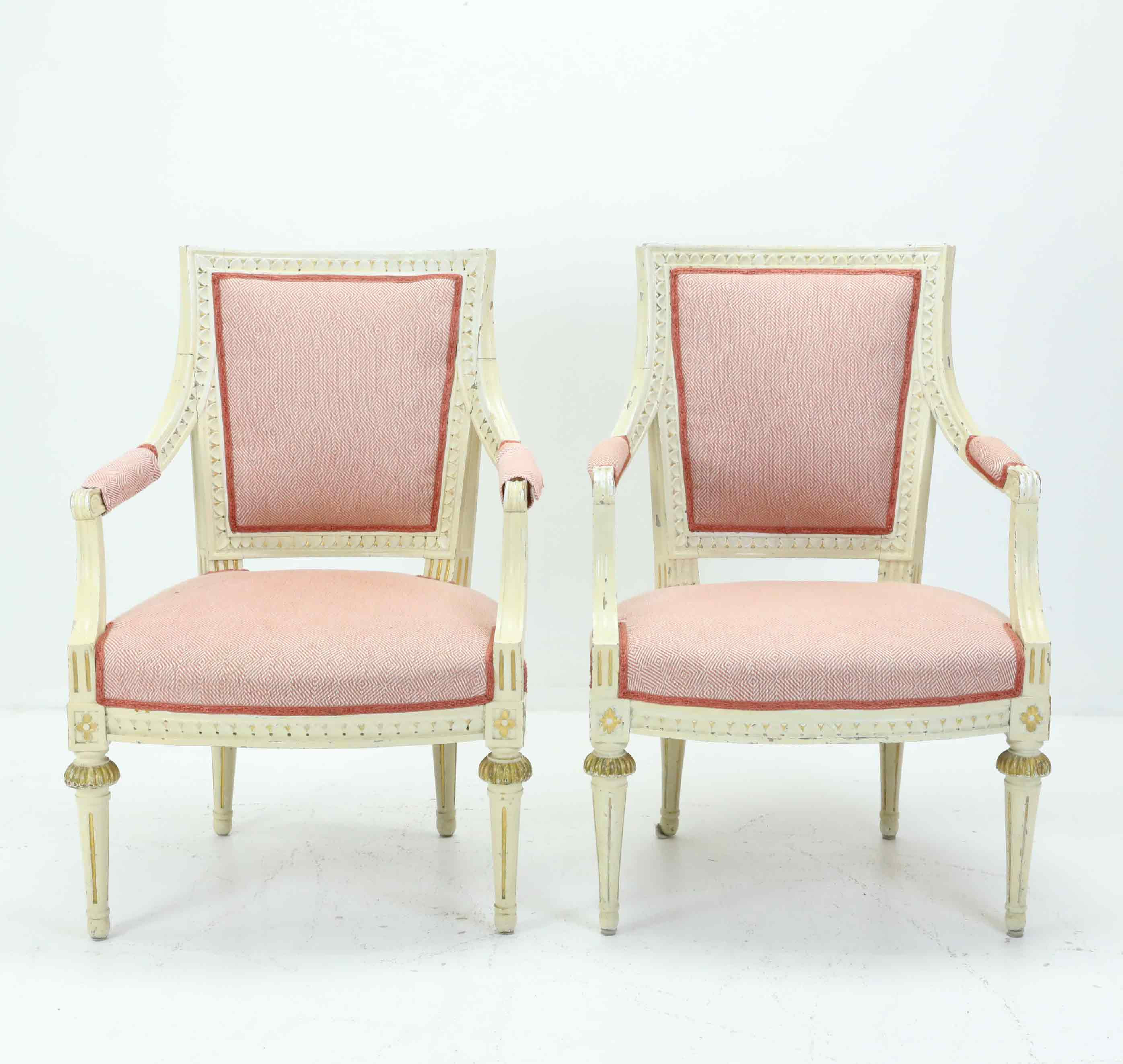 KARMSTOLAR, ett par, en sengustaviansk märkt med Stockholms Stolmakarämbetets sigill, en 1800-tal.