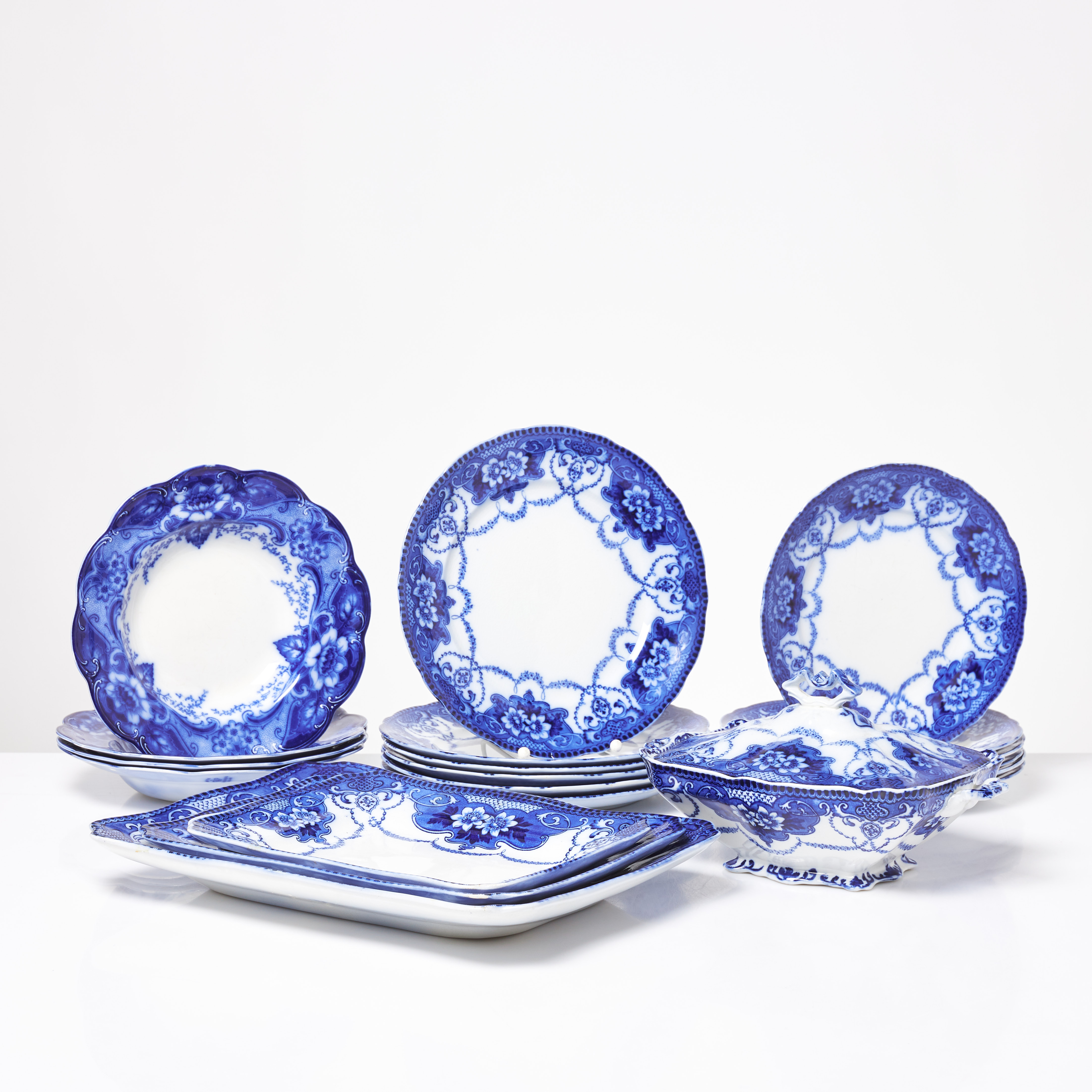 MATSERVIS, 16 + 4 dlr, porslin, "Douglas", F & Sons, Burslem samt "Arcycle", Johnson Bros, England.