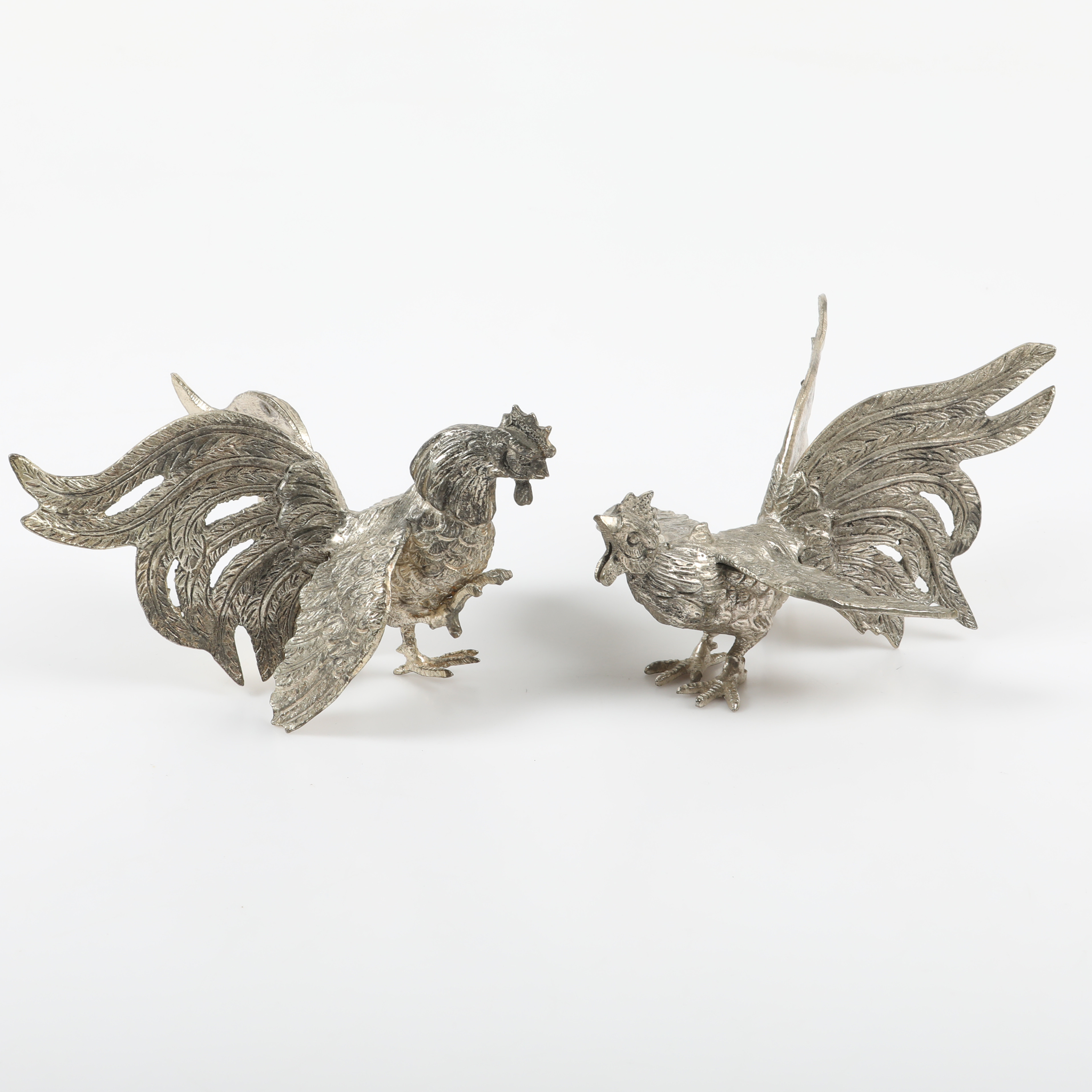 BORDSDEKORATIONER, 2 stycken, tuppar, metall, 1900-tal.