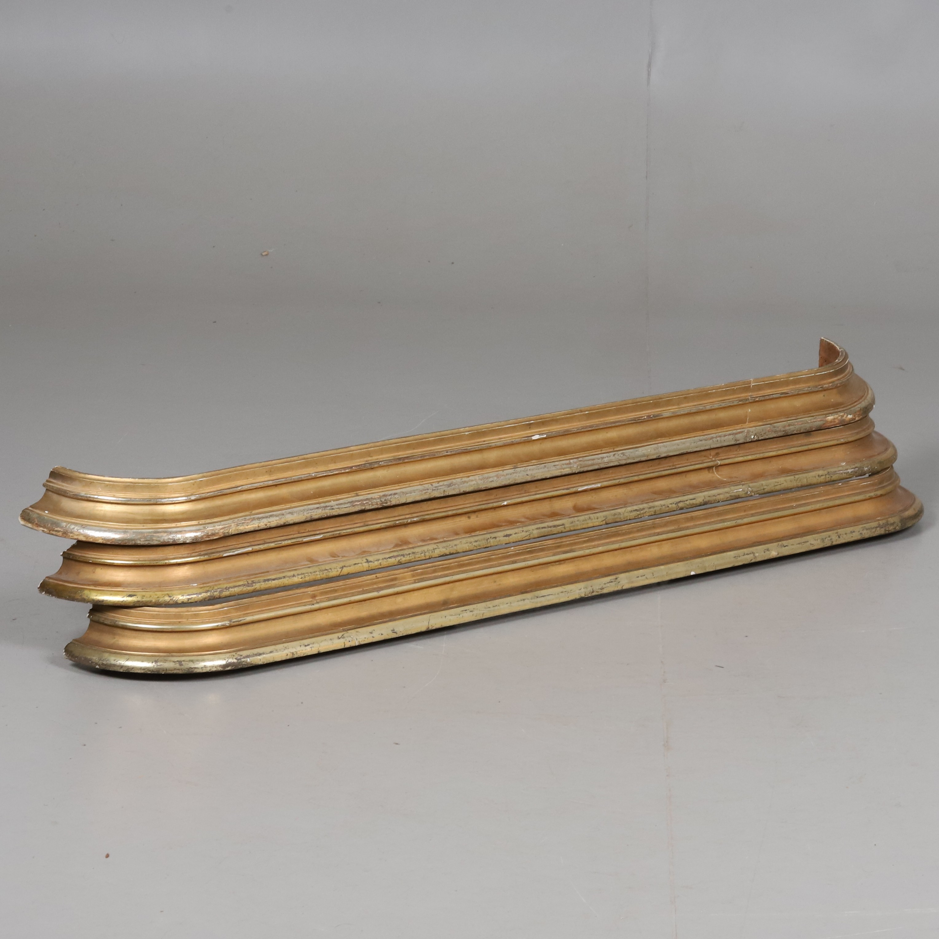 KORNISCHER. 3 ST. FÖRGYLLT TRÄ, 18/1900-TAL.