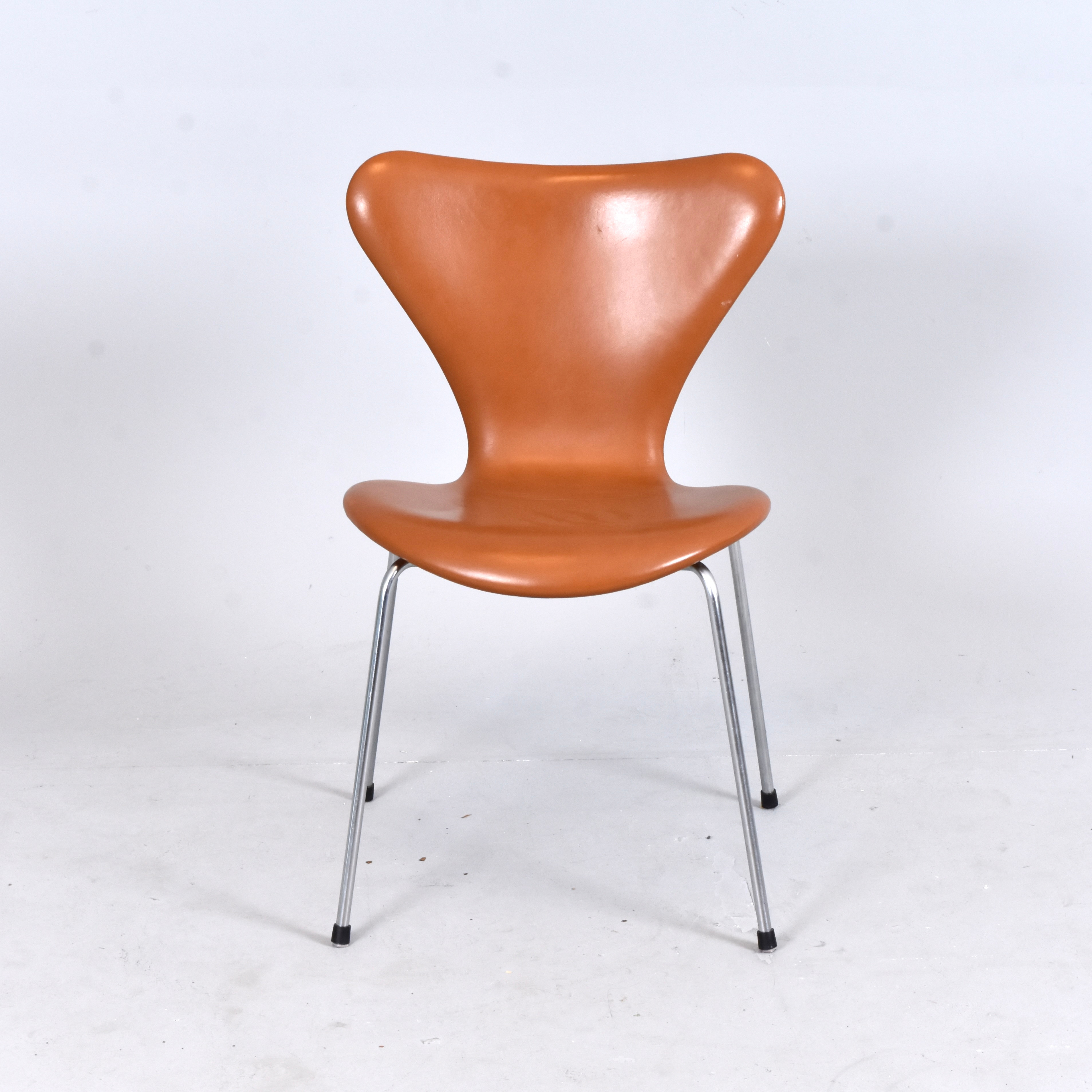 ARNE JACOBSEN. stol, brun mochaläderklädsel på kromade ben, "Sjuan".