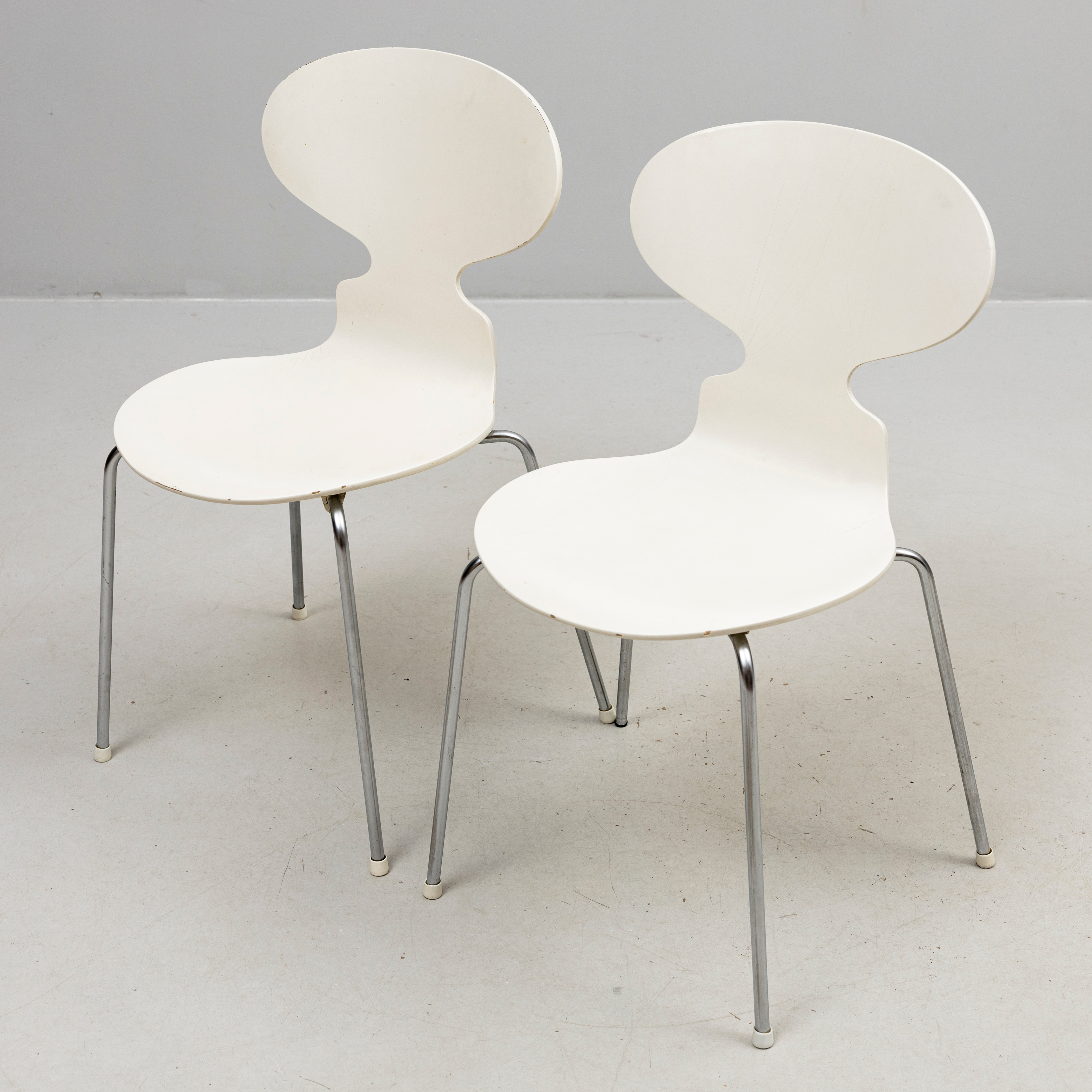 ARNE JACOBSEN. Stolar, 2 st, "Myran", Fritz Hansen, formpressat böjträ, Danmark, 1969.
