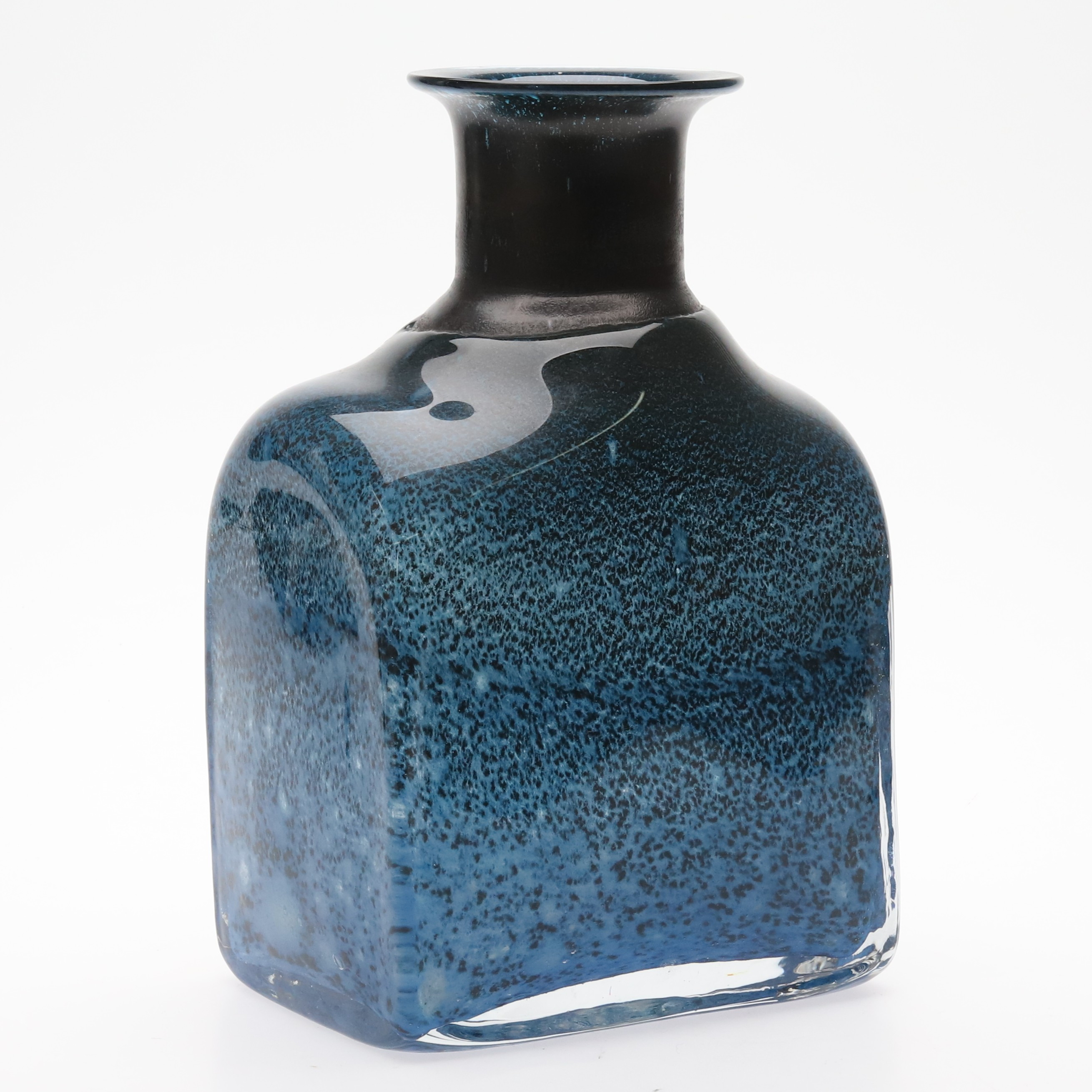 BERTIL VALLIEN. FLASKA/VAS. Glas, etikett-märkt Boda, signerad.