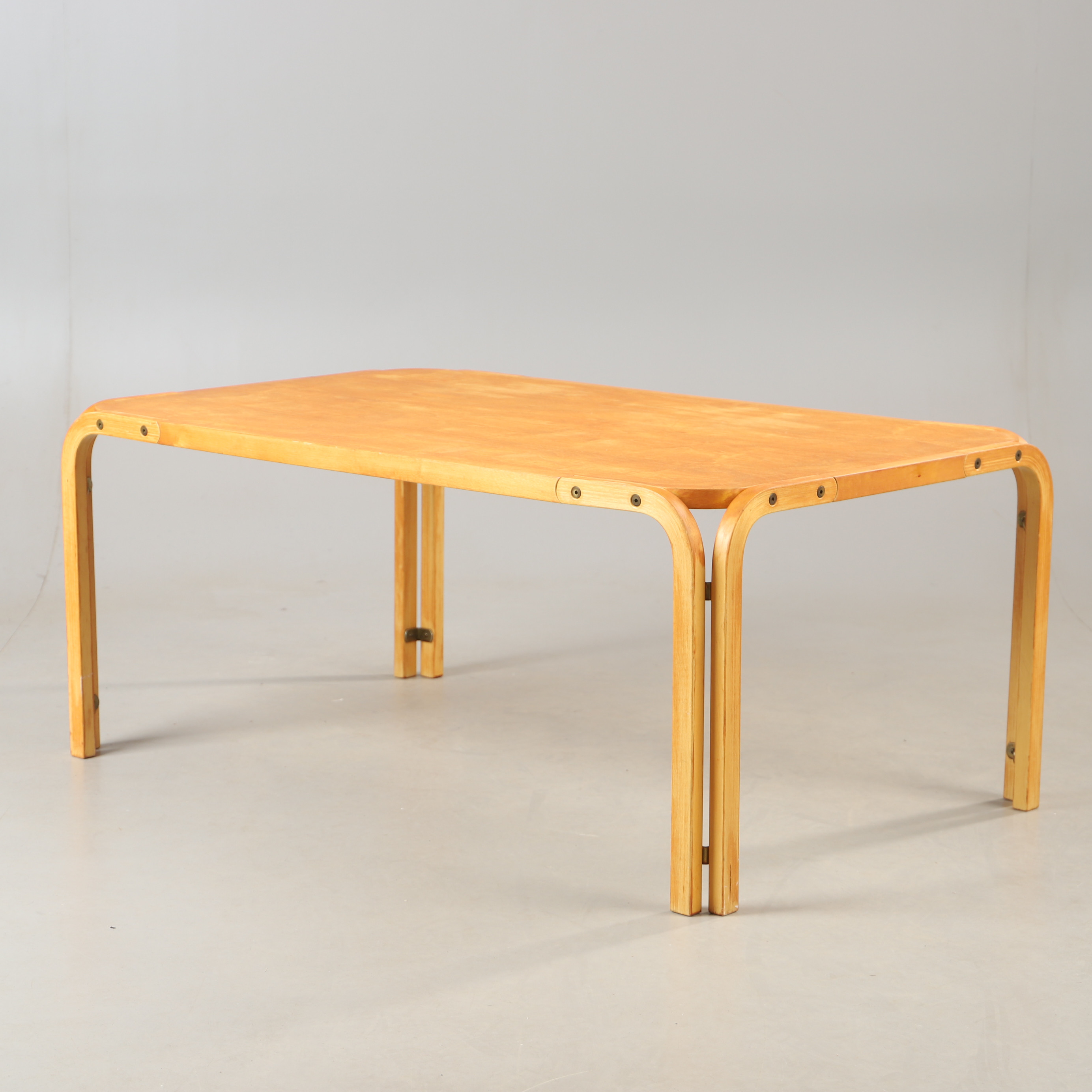 KARI ASIKAINEN. Soffbord, "Kari", björk, Finland, 1900-talets andra hälft.