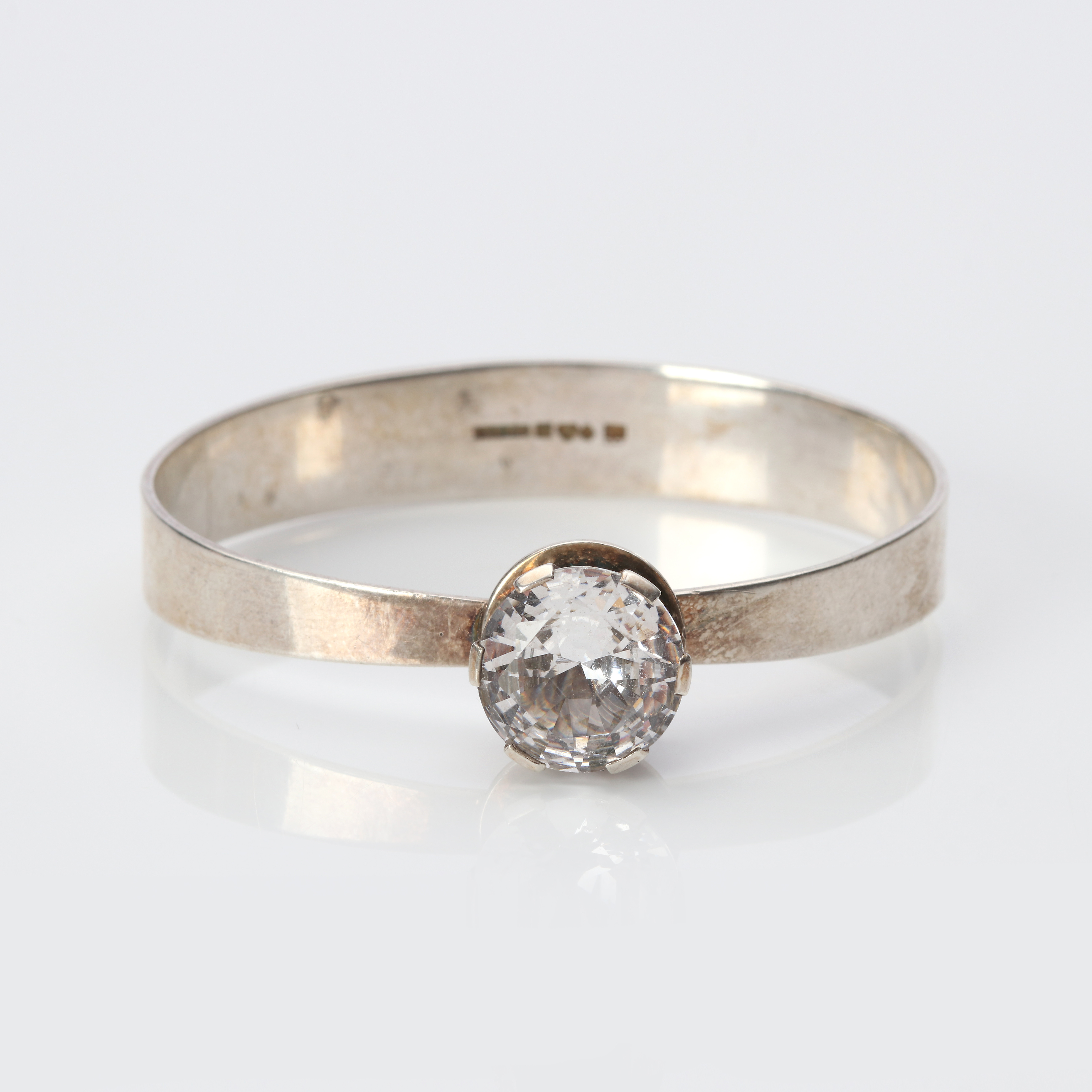 ARMBAND. Silver med en syntetisk färglös spinell, Gustav Dahlgren & Co, Malmö 1968.