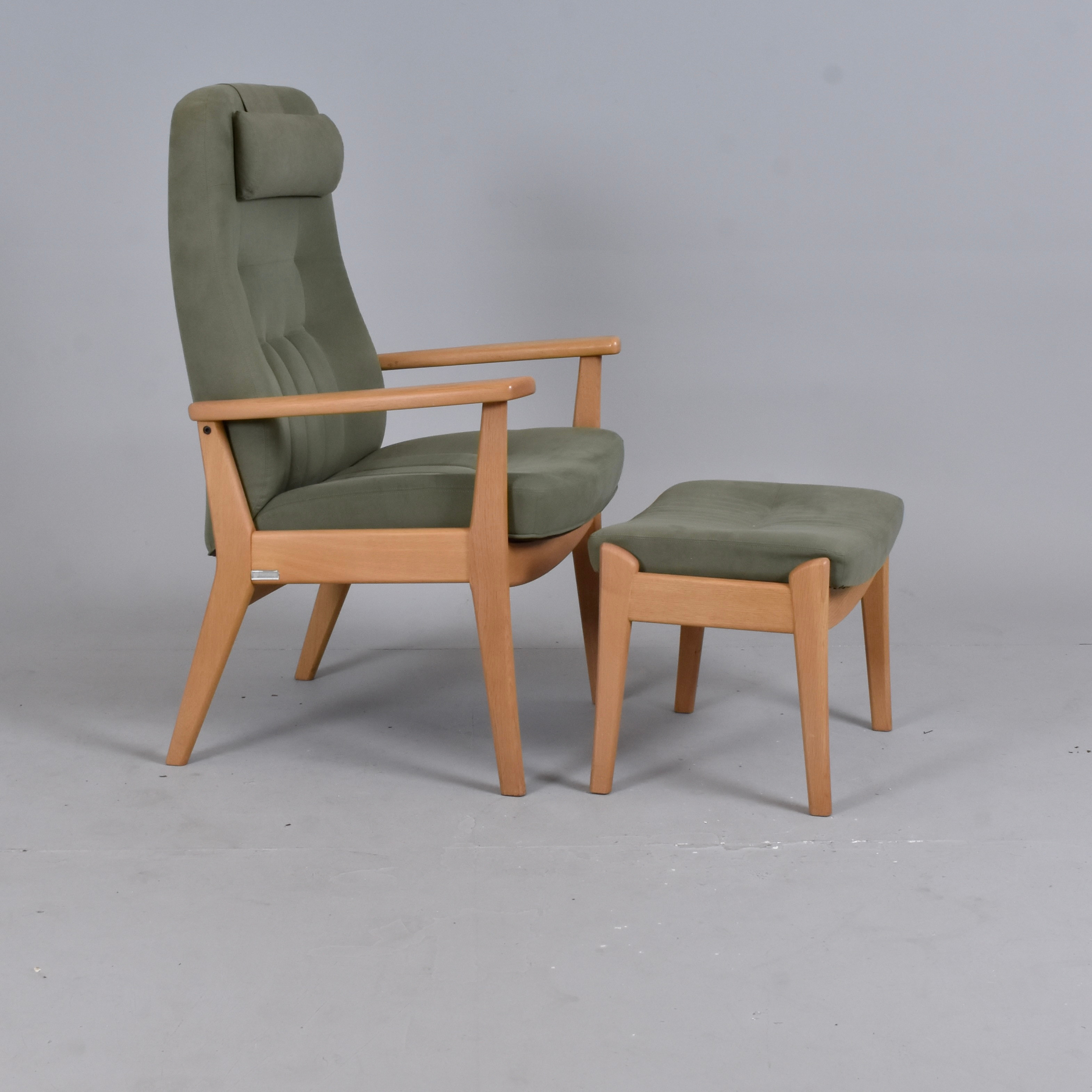 FÅTÖLJ MED FOTPALL, ek med grön textilklädsel, Farstrup.