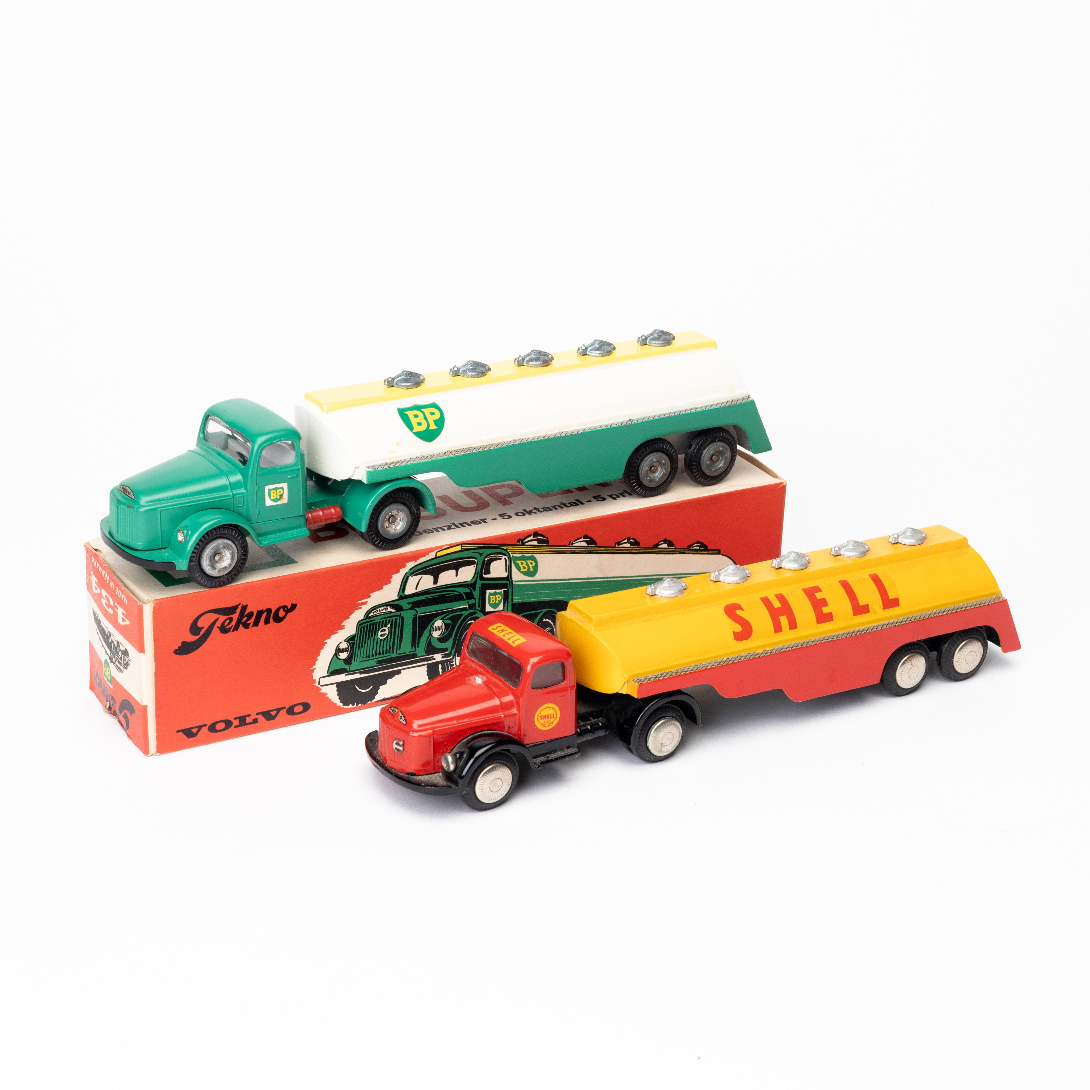 TEKNO, 2 st modell "434" VOLVO tankbil BP respektive SHELL, Danmark, med 1 st originalkartong.