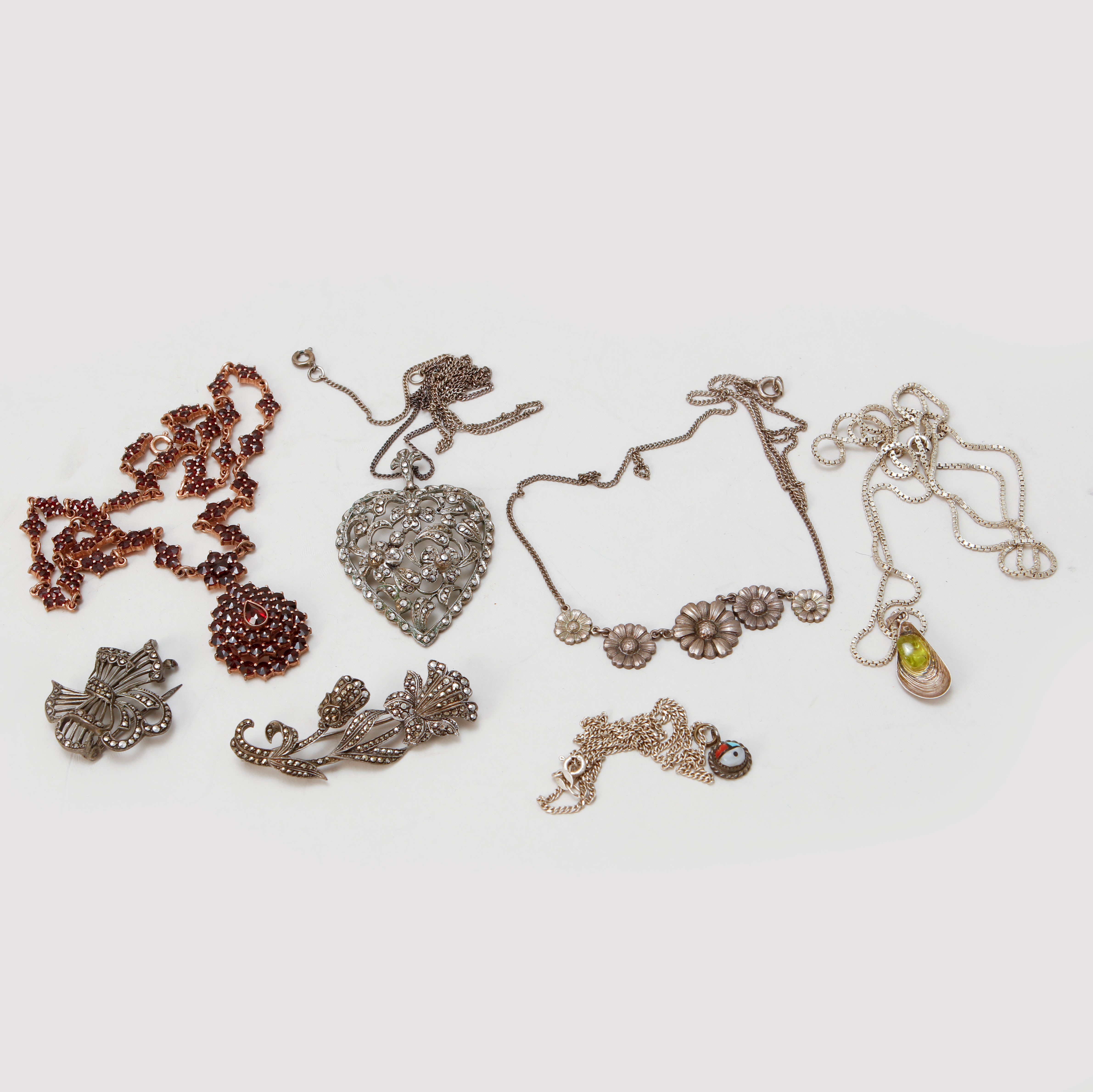 HALSBAND 5 st, samt BROSCHER 2 st, silver, peridot, granater och markasiter.