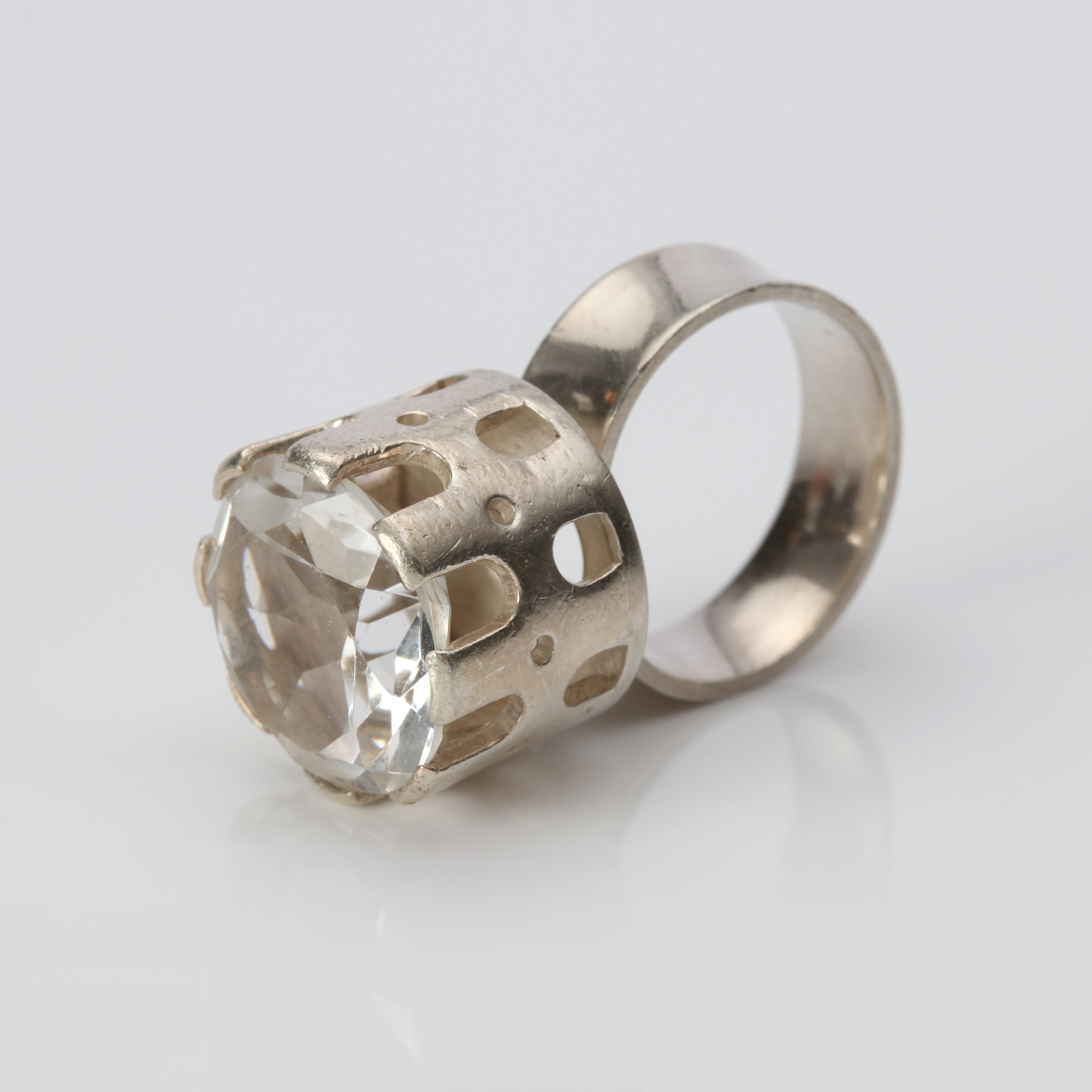 ARVO SAARELA, RING. Silver med bergkristall, Enköping, 1976.