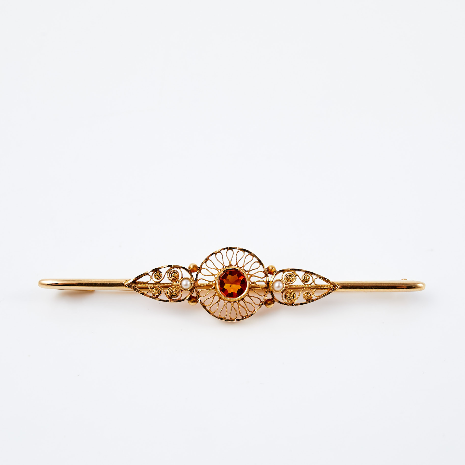 BROSCHNÅL, 18 k guld, dekor av citrin samt odlade orientaliska saltvattenspärlor, filigran dekor, Gustaf Dahlgren & Company, Malmö, 1930.