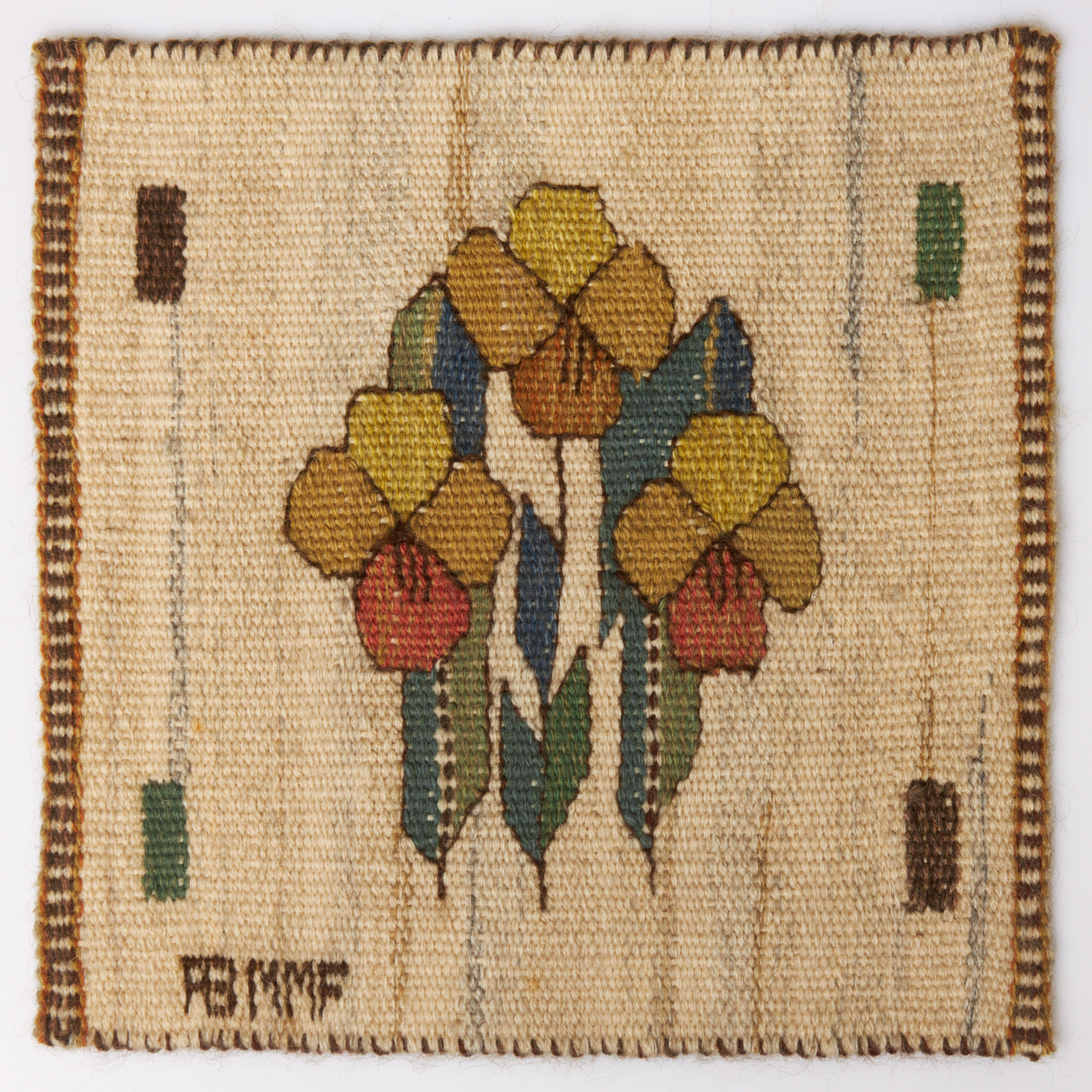 MÄRTA MÅÅS-FJETTERSTRÖM. "Pensé", blomlapp / bonad, märkt AB MMF.