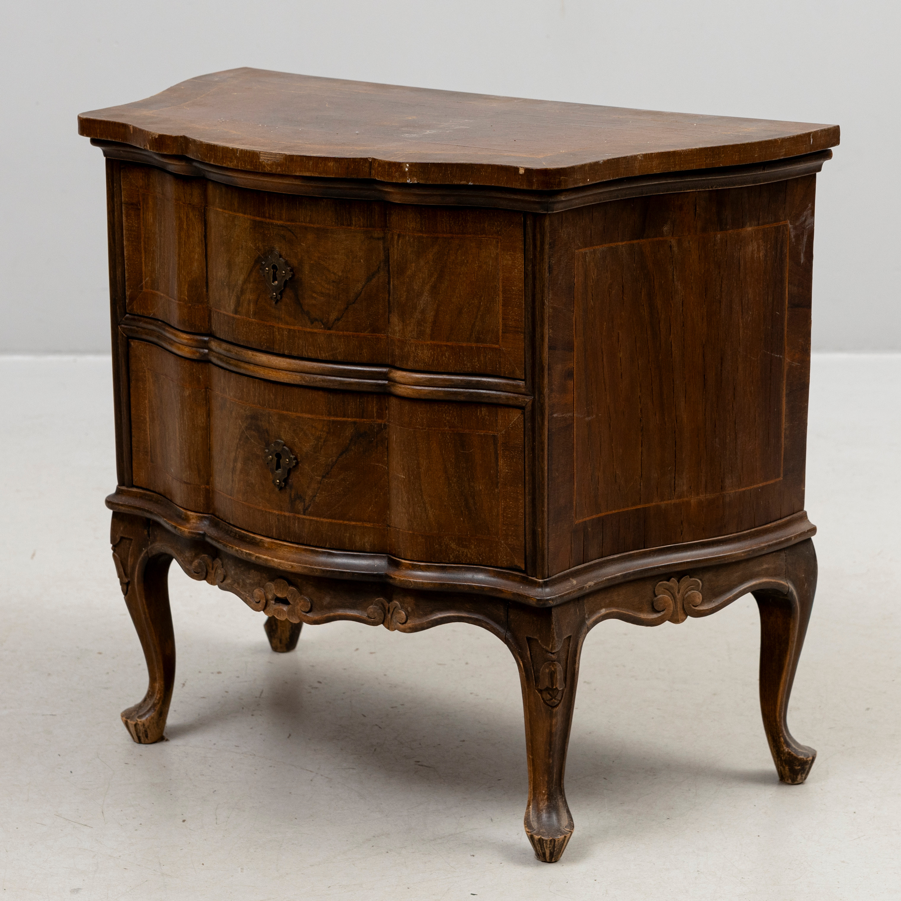 BYRÅ, lövträ, rokoko-stil, brickmärkt, Ferdinand Lundquist, Göteborg, 1900-talets mitt.