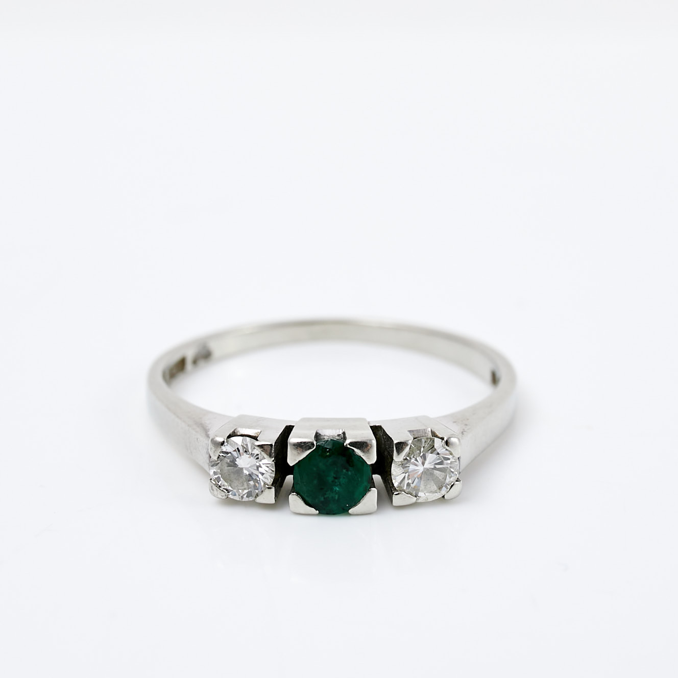 RING, 18 k vitguld, fasettslipad smaragd, briljantslipade diamanter, ca 0,22 ct, enligt gravyr, Guldvaruaktiebolaget G. Dahlgren & Co Ab, Malmö.