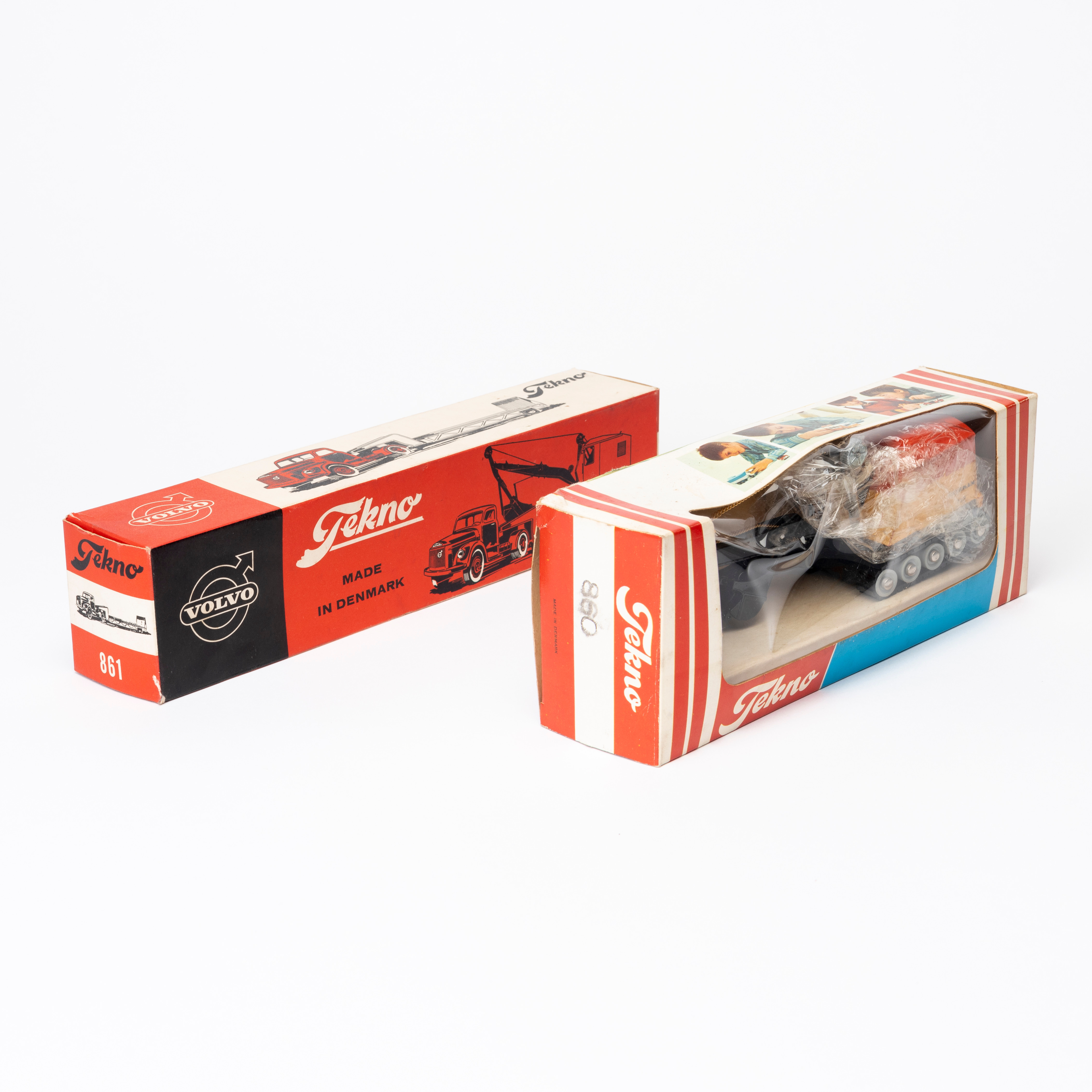 TEKNO 860 och 861, VOLVO dragbil med ÅKERMAN grävskopa på släp, med originalkartonger.