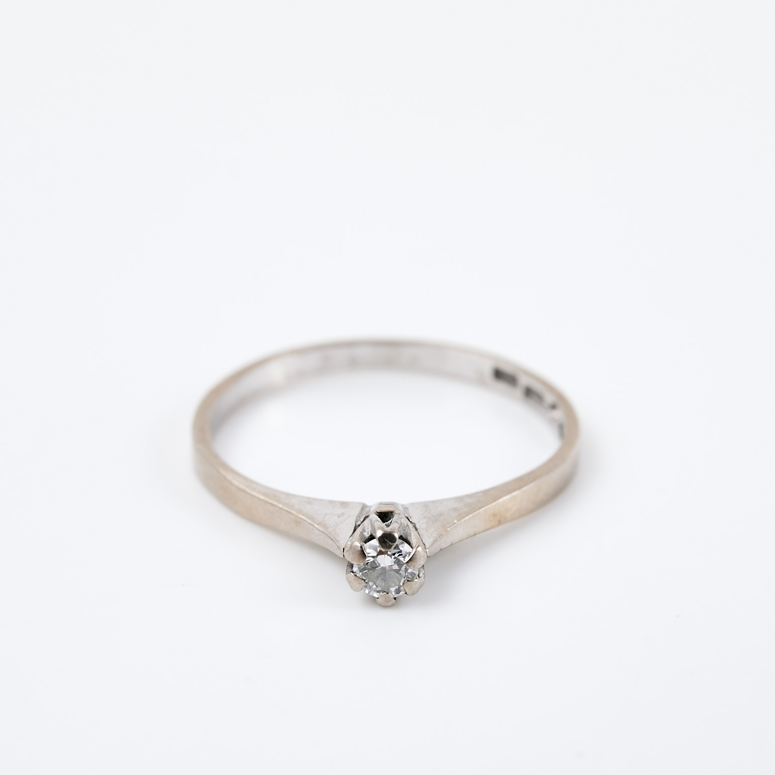 RING, 18 k vitguld, briljantslipad diamant 0,08 ct enligt gravyr, Stockholms Stads Arbetsvårdsbyrå, Varberg, 1976.