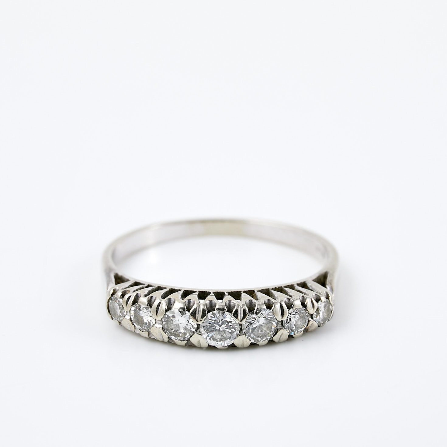 RING, 18 k vitguld, 7 briljantslipade diamanter, ej modern slipning, ca 0,4 ct enligt gravyr, svensk importstämpel.