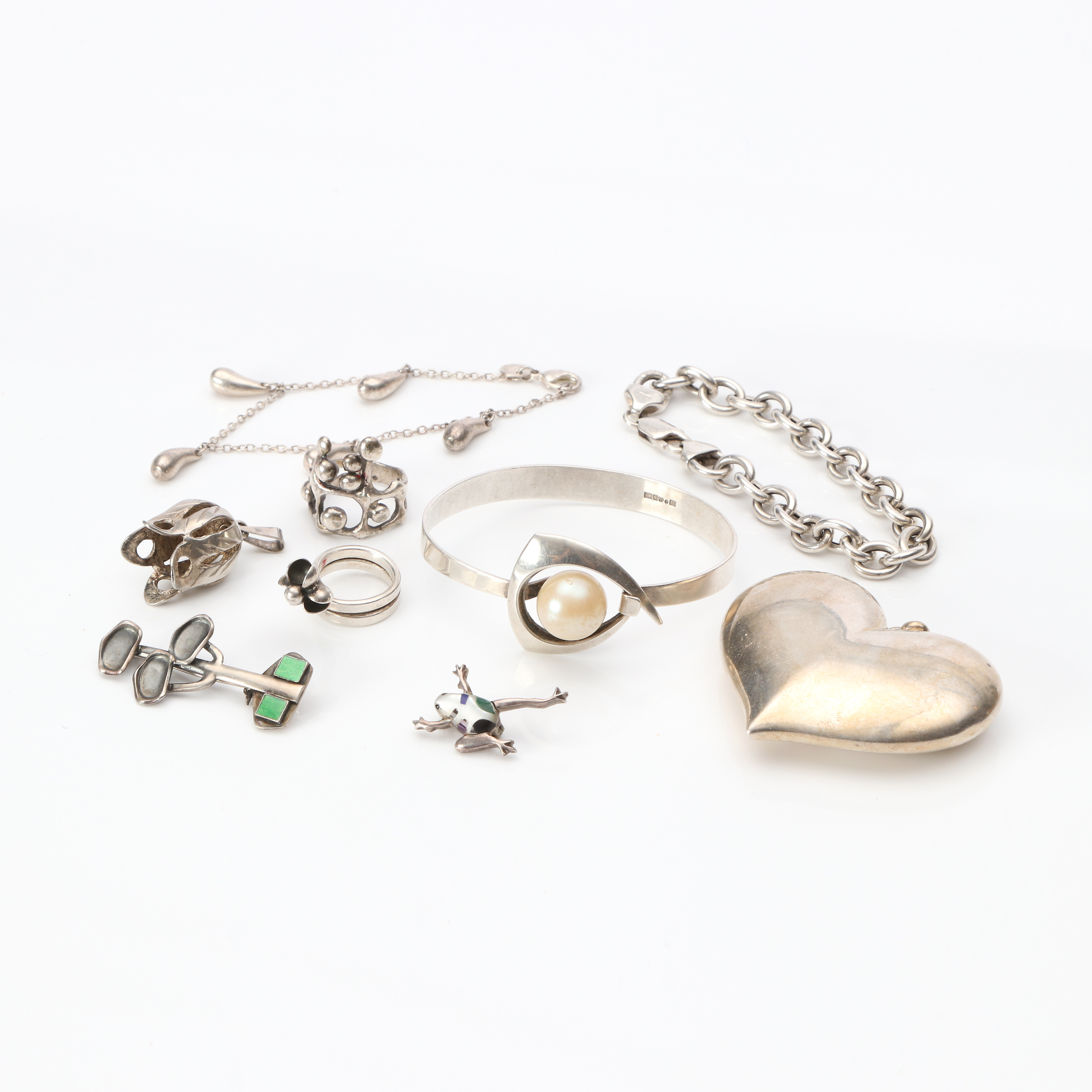 SILVERSMYCKEN, NIO ST. Silver med emalj och pärlimitation mm, totalvikt ca 104 gram.