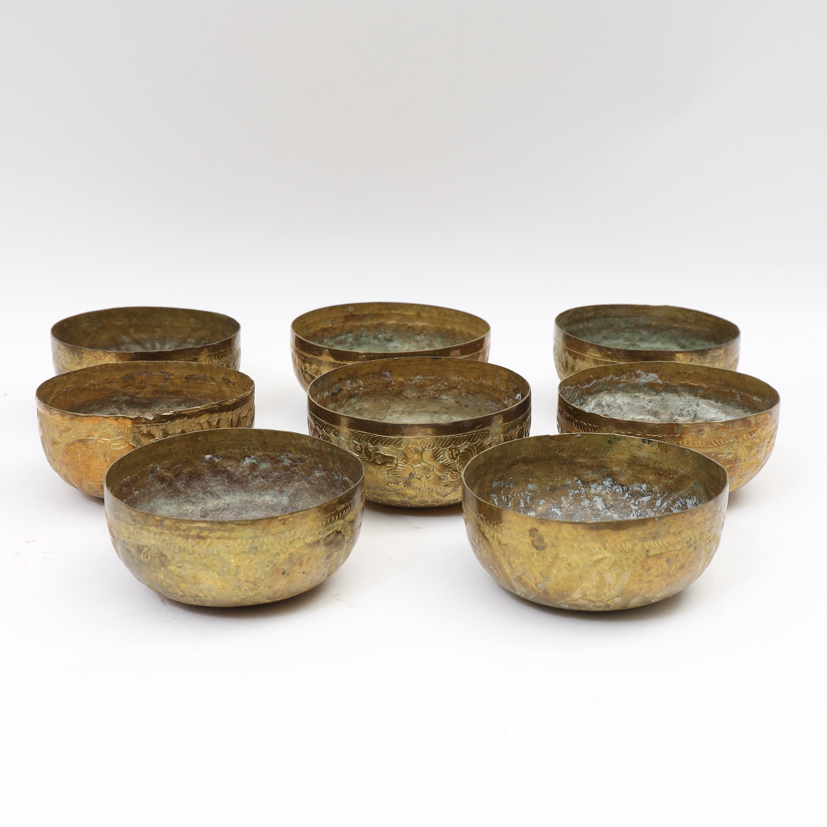SKÅLAR 8st, 1900-tal med rik reliefdekor av djur och blomster.