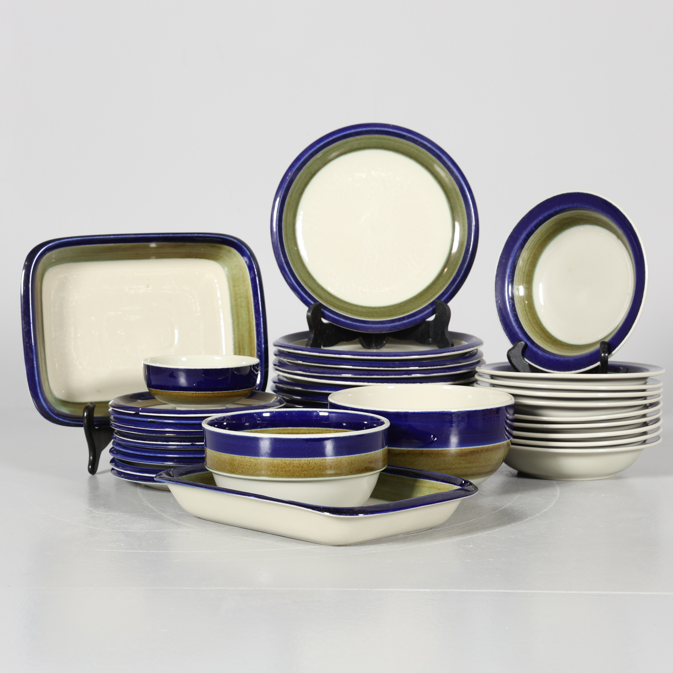 MARIANNE WESTMAN. MATSERVIS, 38 delar, porslin, "Elisabeth", Rörstrand.