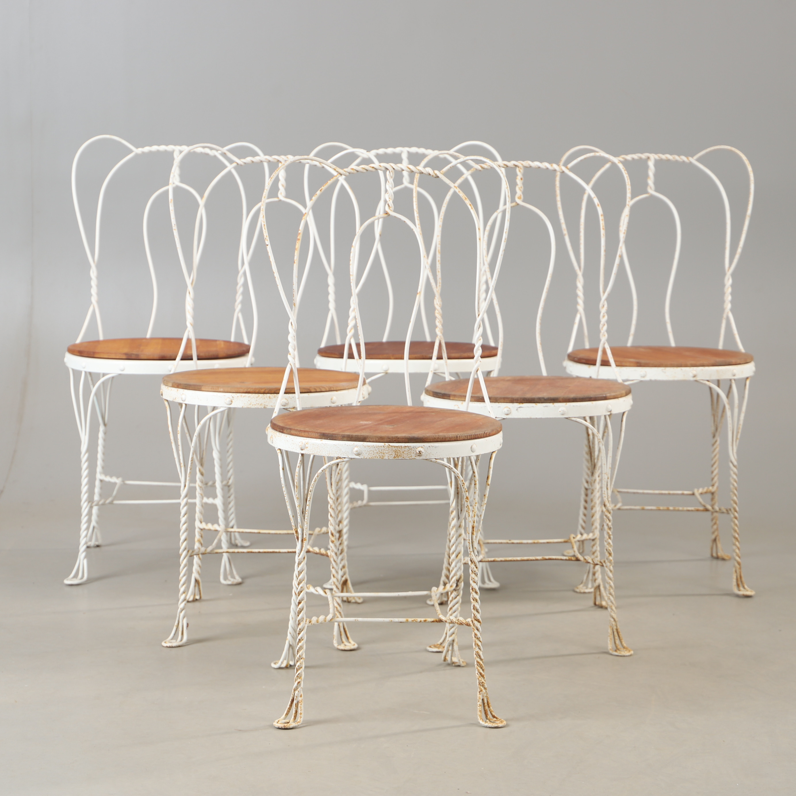 TRÄDGÅRDSSTOLAR, 6 stycken, vitmålade med sits i furu, 1900-talets mitt.