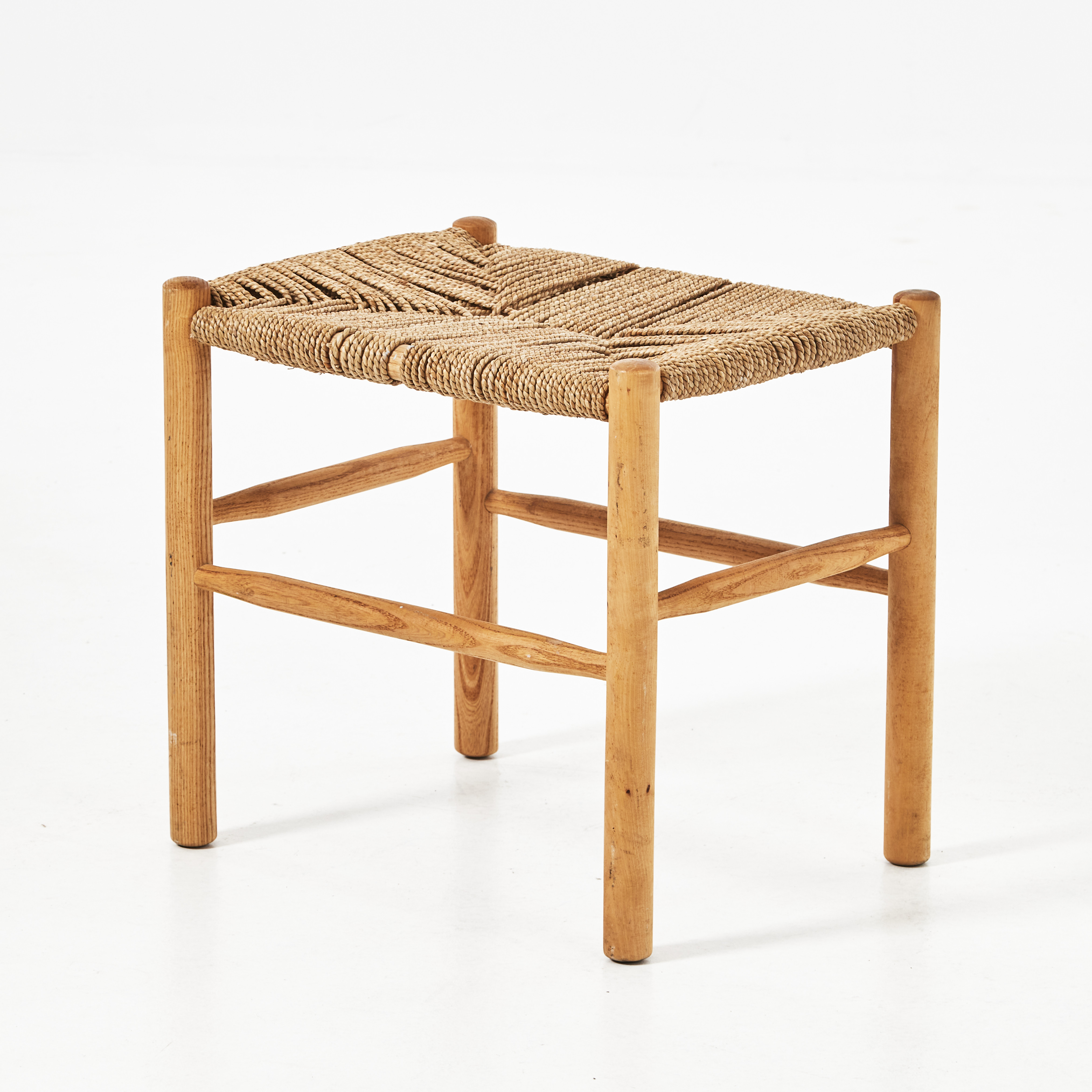 PALL, stomme i ask, sits i flätat sjögräs, 1900-talets mitt.