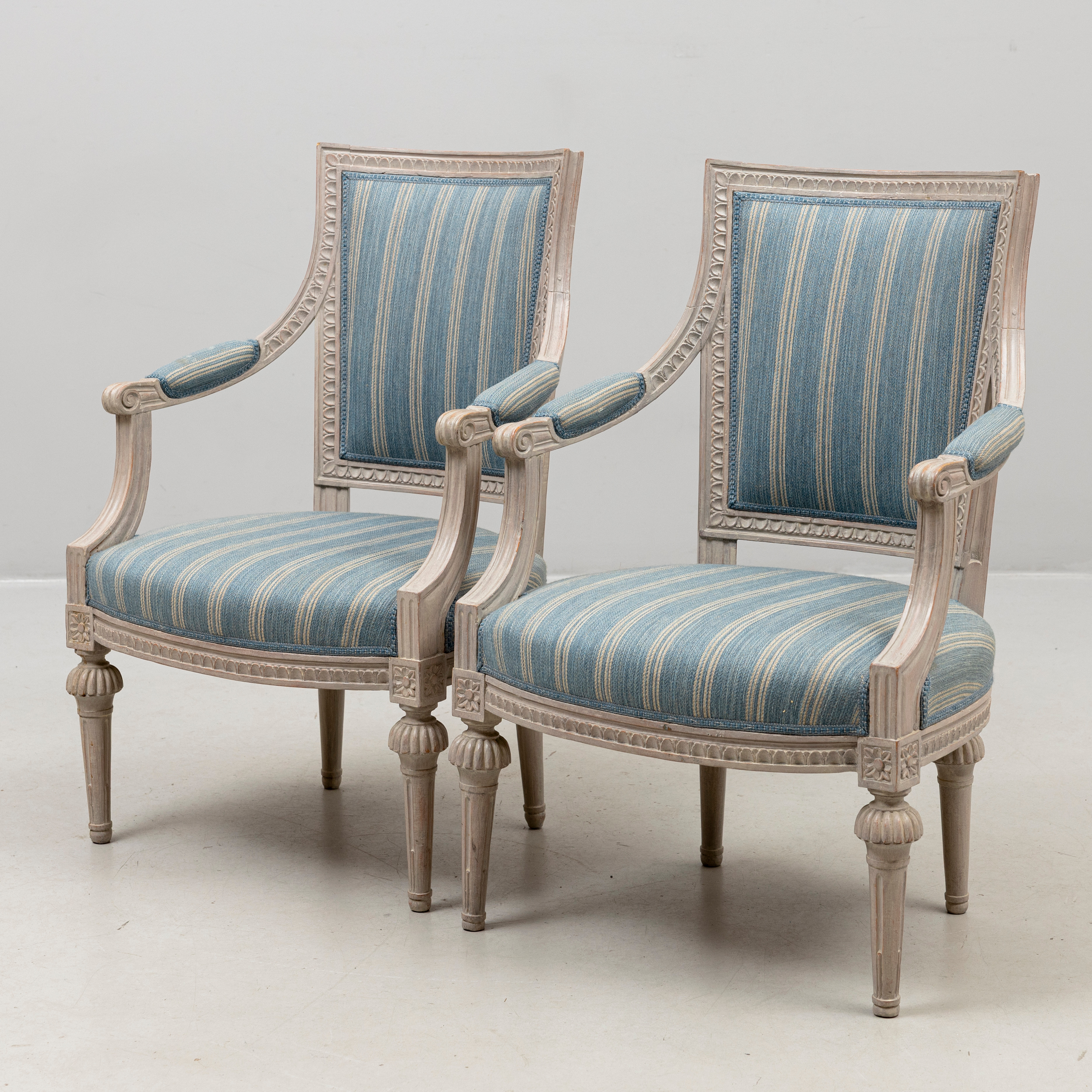 KARMSTOLAR, ett par, sengustavianska lindomearbeten, signerade OES (Olof Eriksson i Strekered/Lindome 1754-1808).