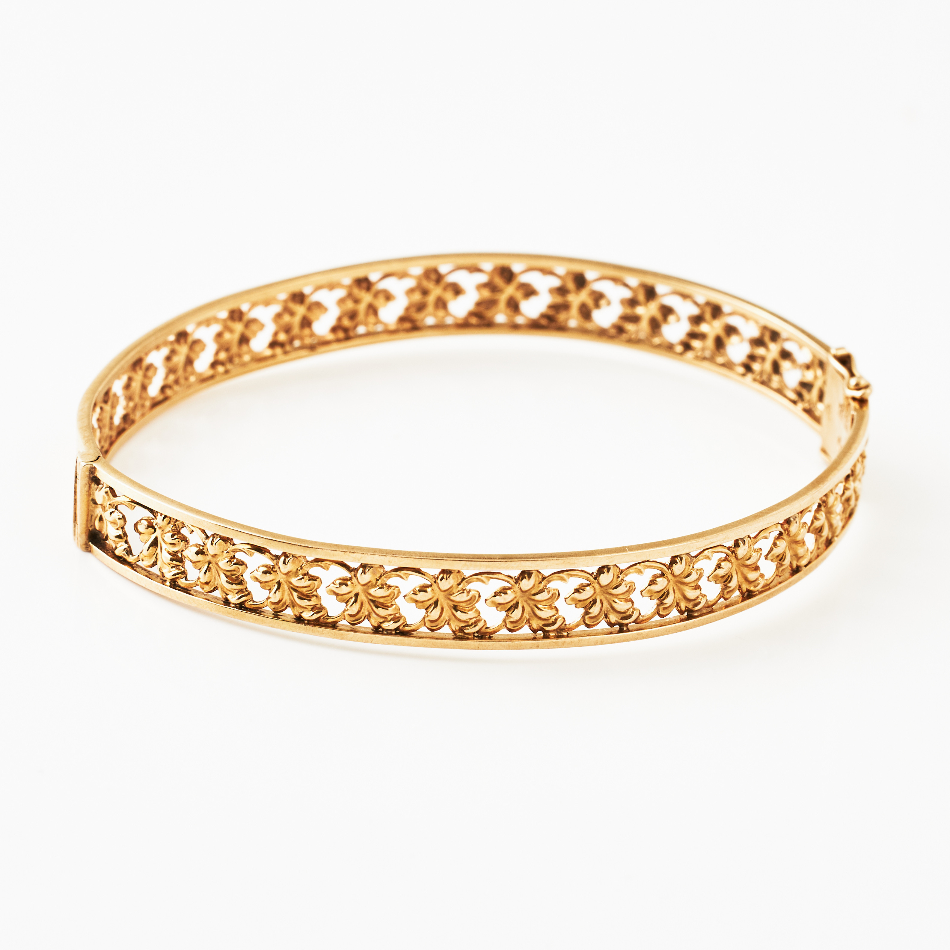 ARMRING, 18 k guld, genombruten bladdekor, Guldsmed H Michelsson Eftr., Stockholm 1956.