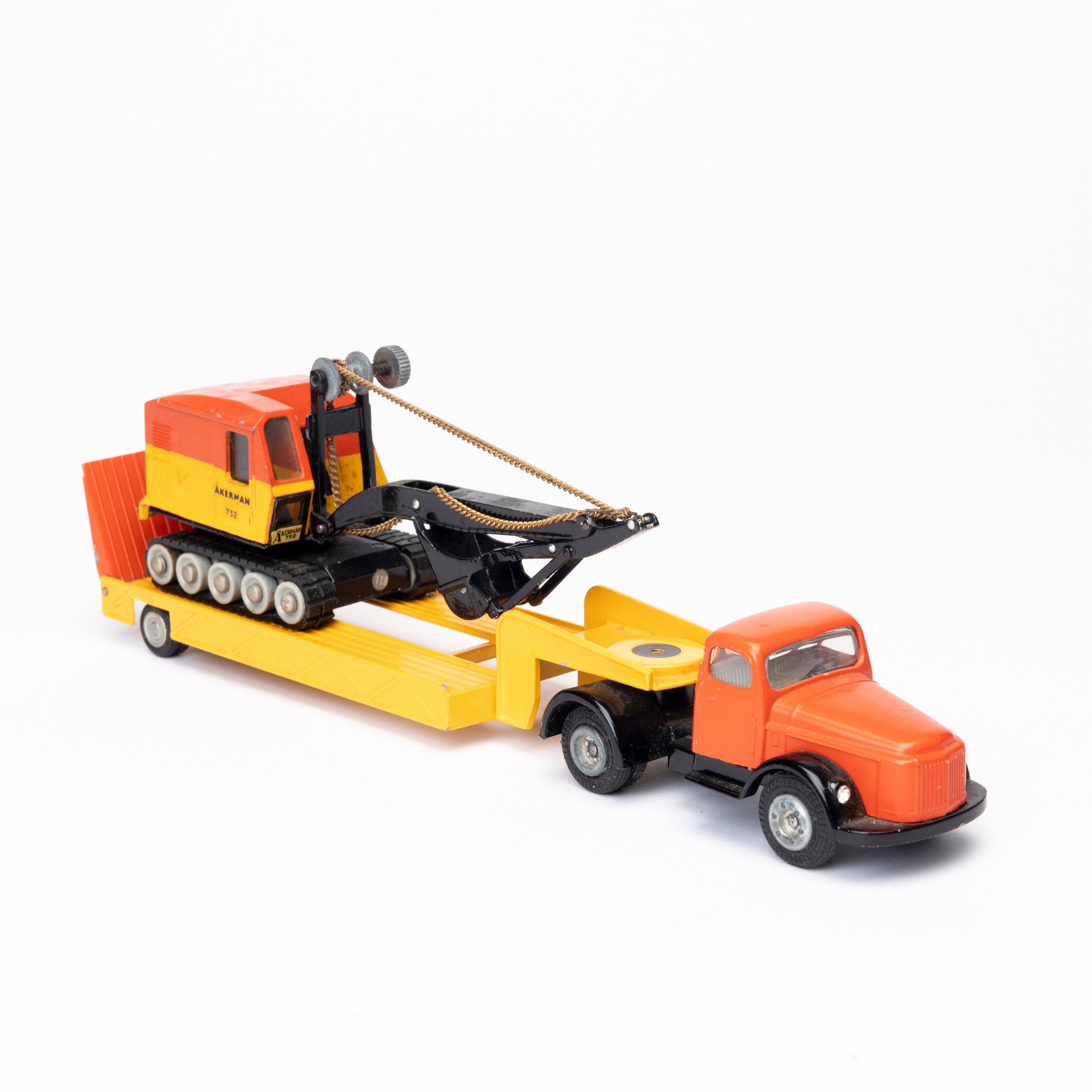 TEKNO 860 och 861, VOLVO dragbil med ÅKERMAN grävskopa på släp.