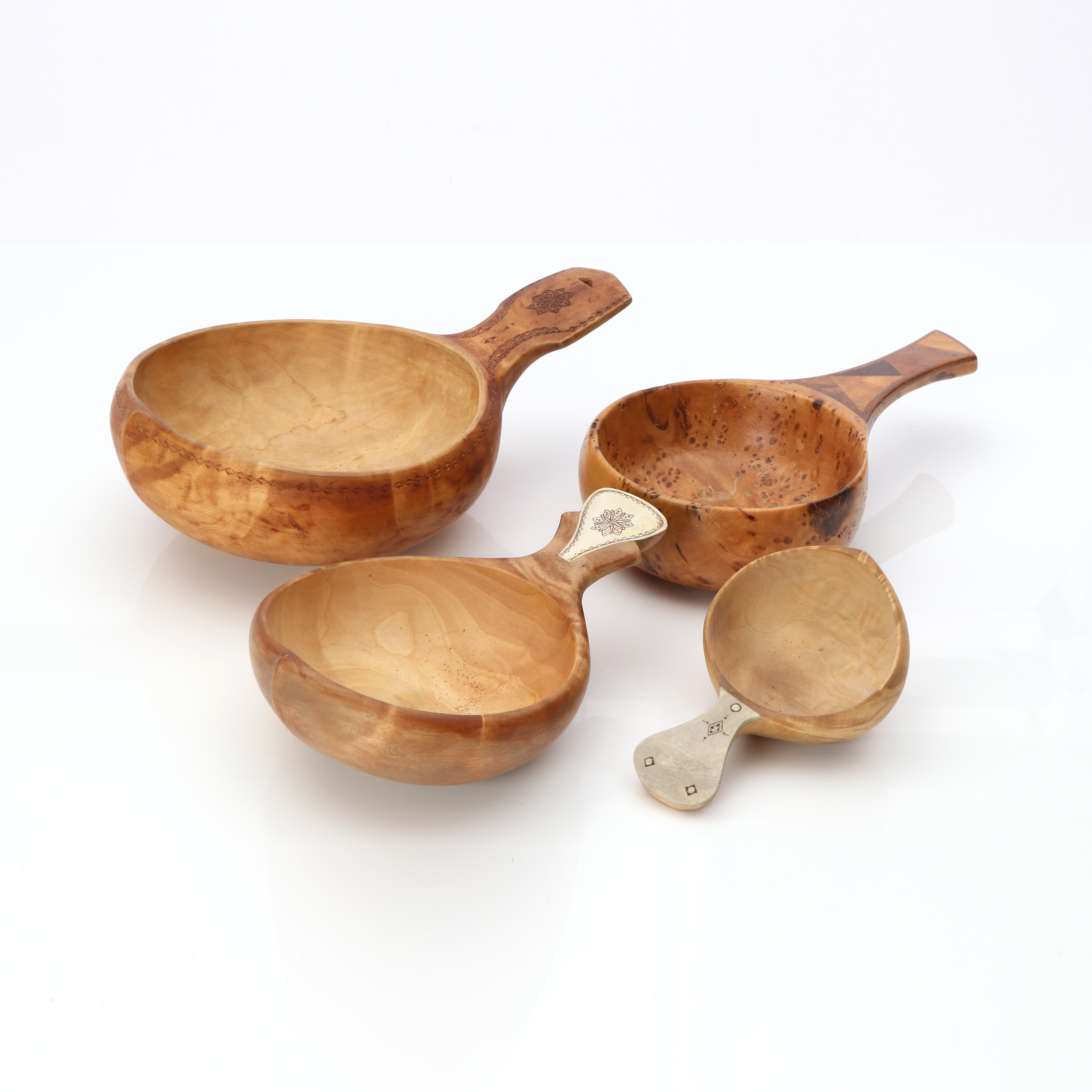 KÅSOR/SKOPOR, FYRA ST. Björk, två med renornsdekor. 1900-tal.