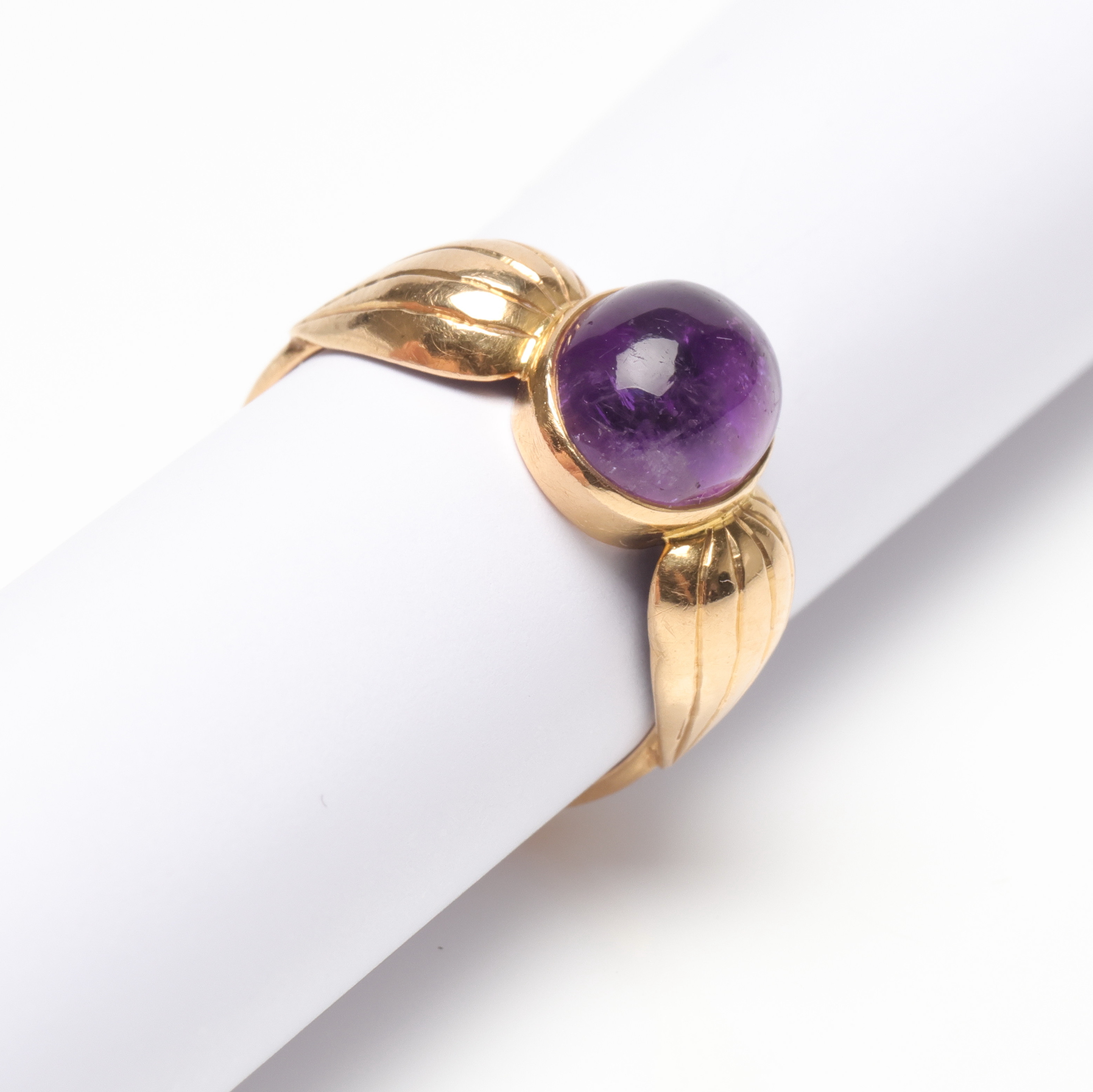 RING 18k guld med cabochonslipad ametist vikt ca 2,8 g, Stigbert.