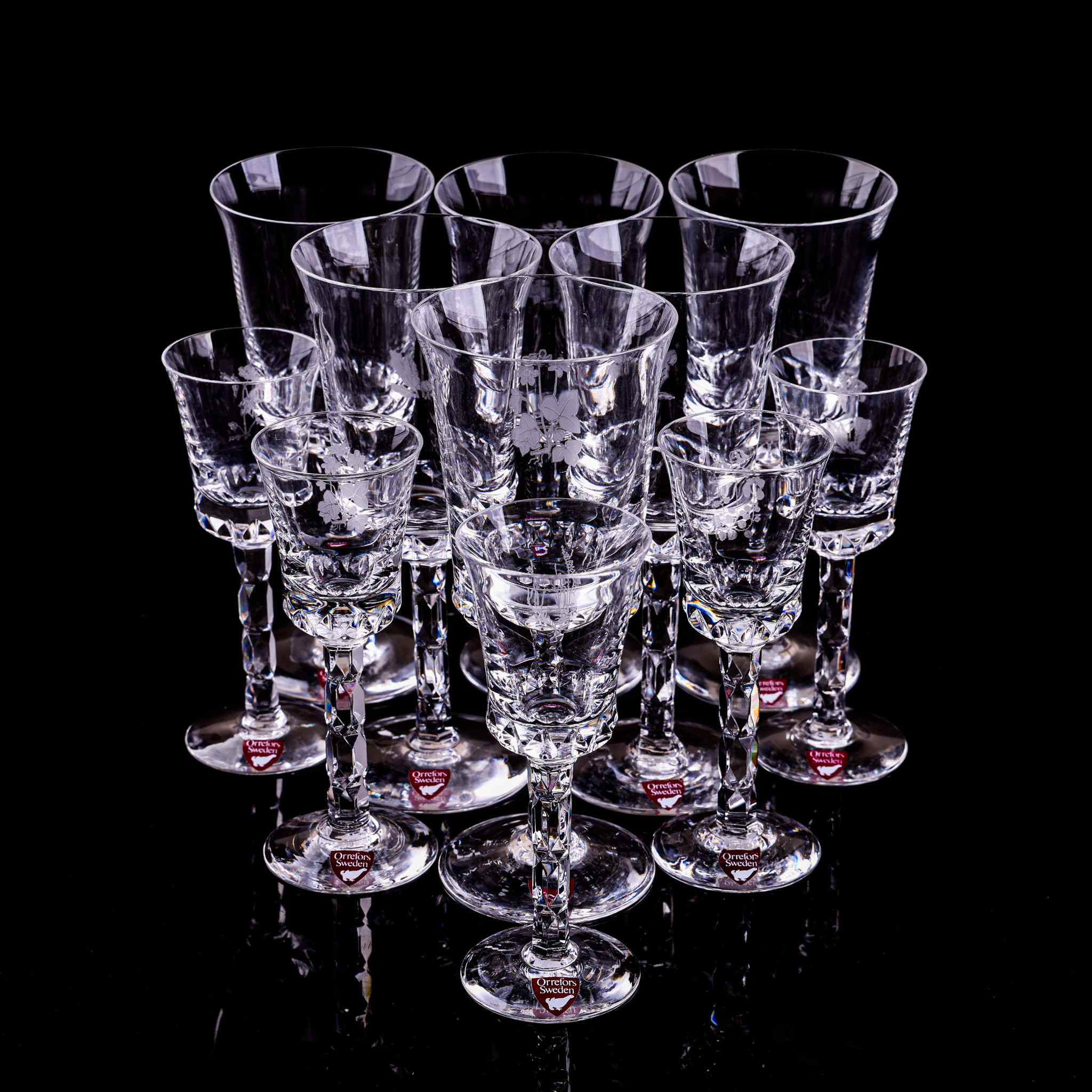 OLLE ALBERIUS. vinglas, snapsglas, 11 delar, "Fyrklövern", Orrefors. 1979 - 1980.