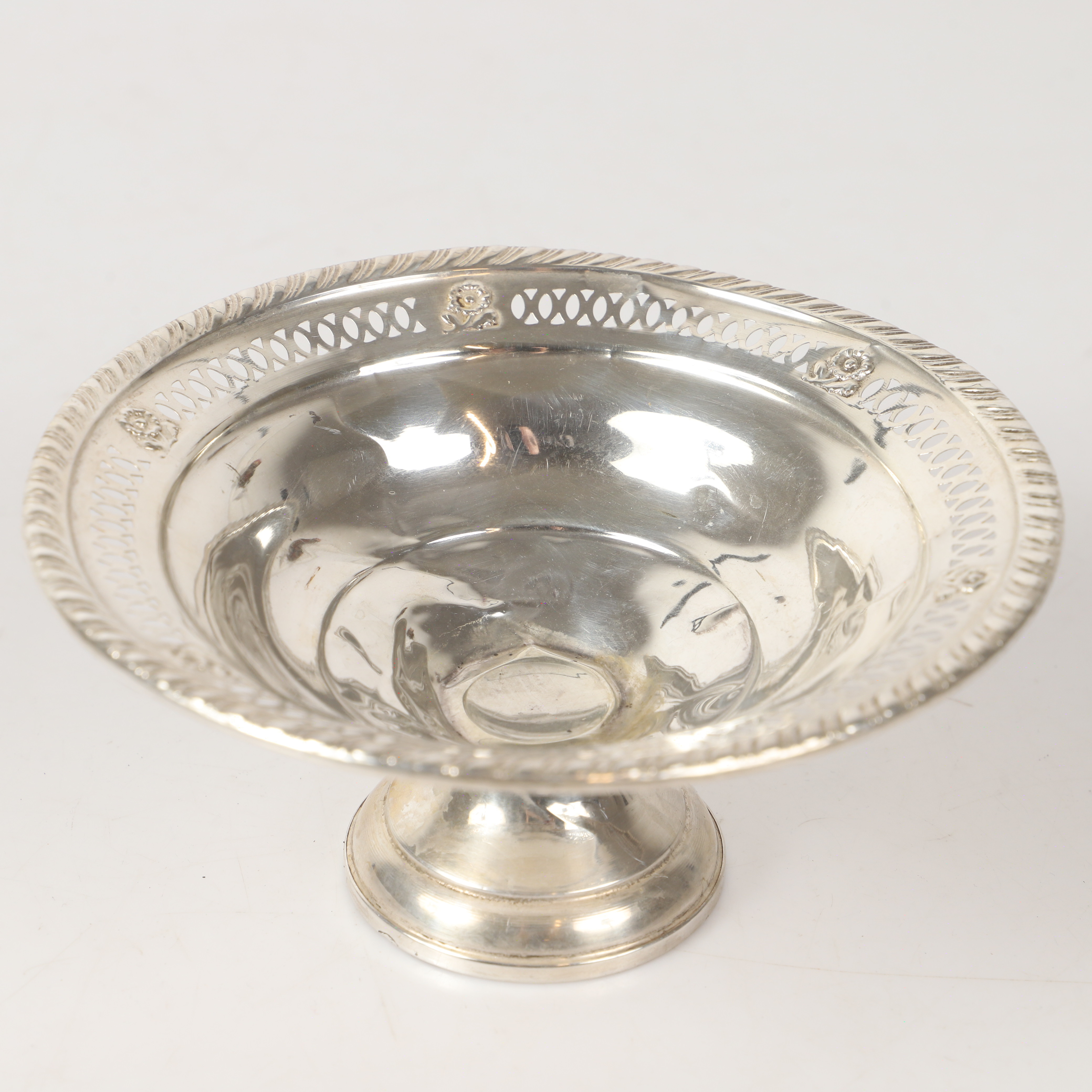 SKÅL PÅ FOT, sterlingsilver med genombruten dekor.