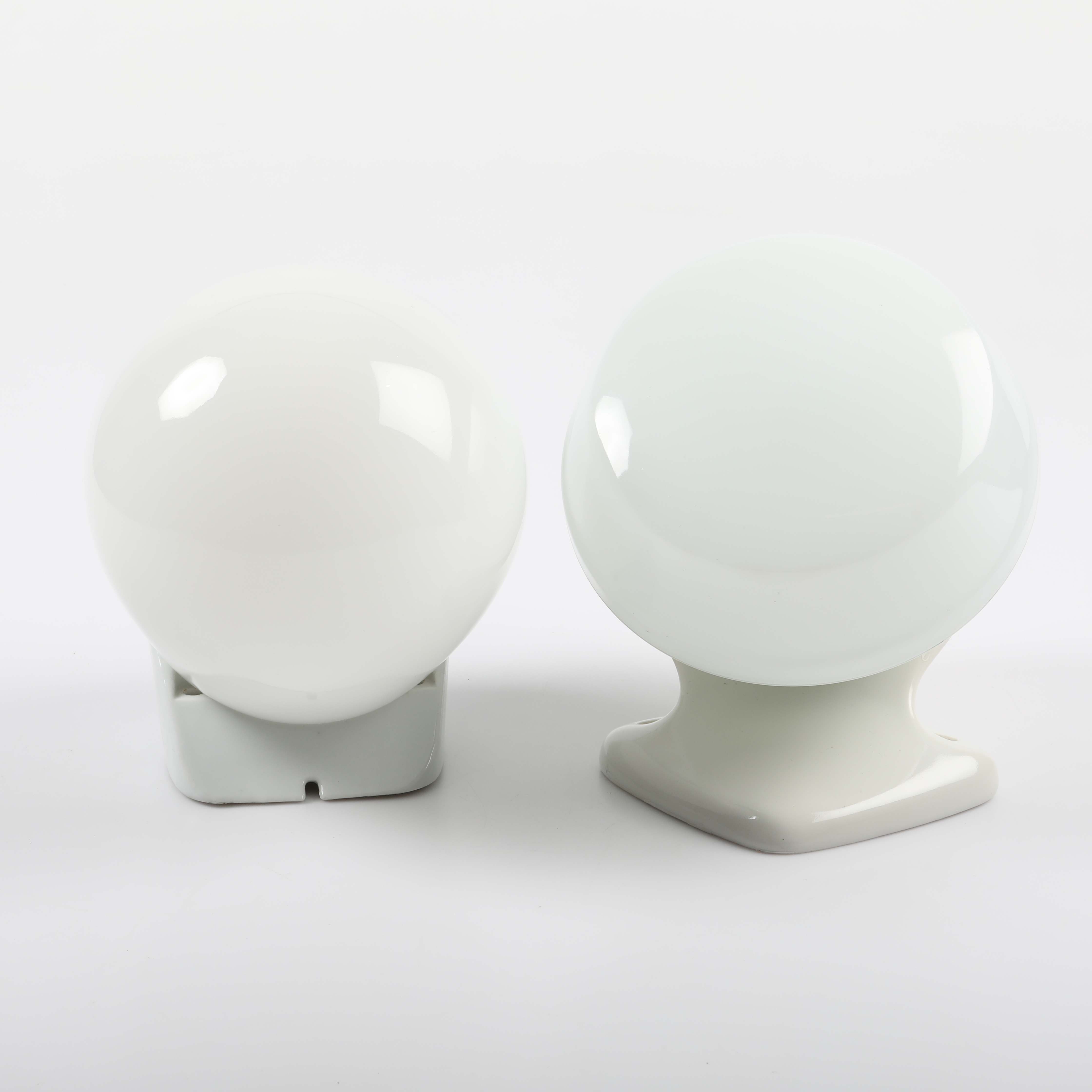 BADRUMSLAMPOR, 2 stycken, glas/porslin, bl a Wilhelm Wagenfeld, 1900-talets andra hälft.