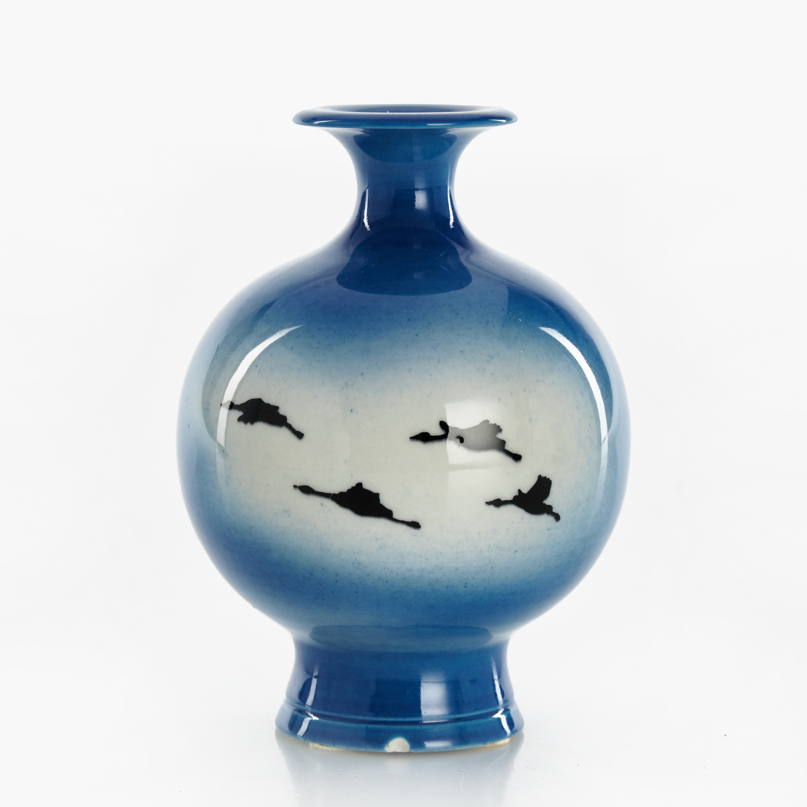 SVEN WEJSFELT (1930–2009). Vas, stengods, Gustavsberg, signerad och daterad -90, dekor av sträckande gäss.