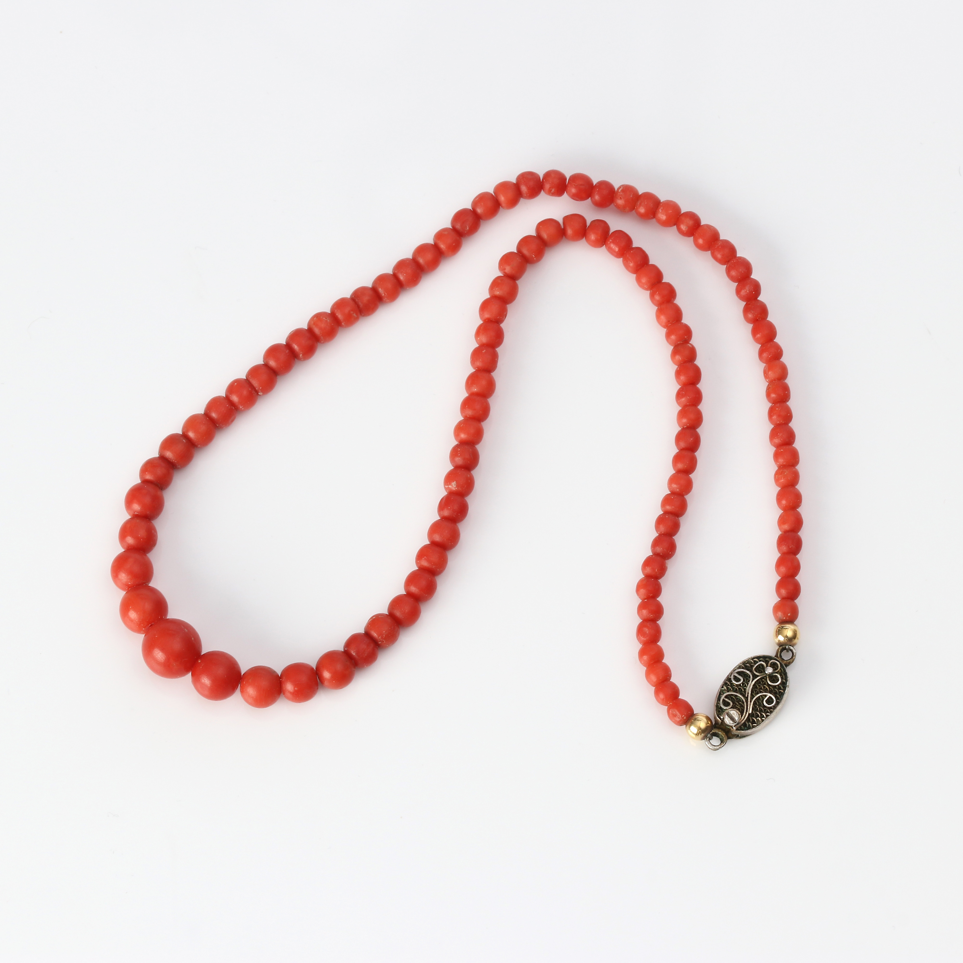 COLLIER. Kulor av ädelkorall (Corallium rubrum), lås i silver, totalvikt ca 14,3 gram.