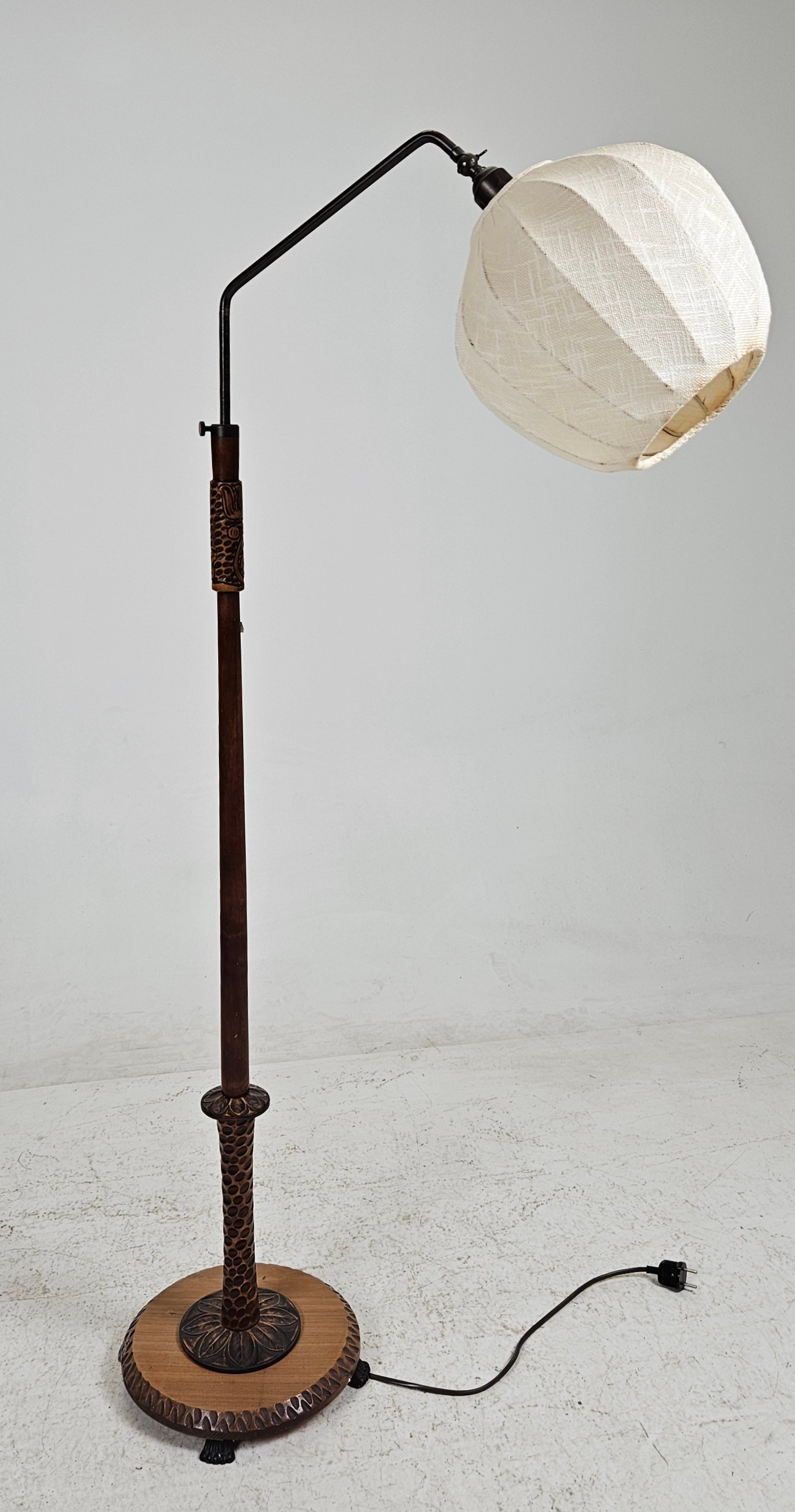 GOLVLAMPA, snidat trä, 1900-talets första hälft.