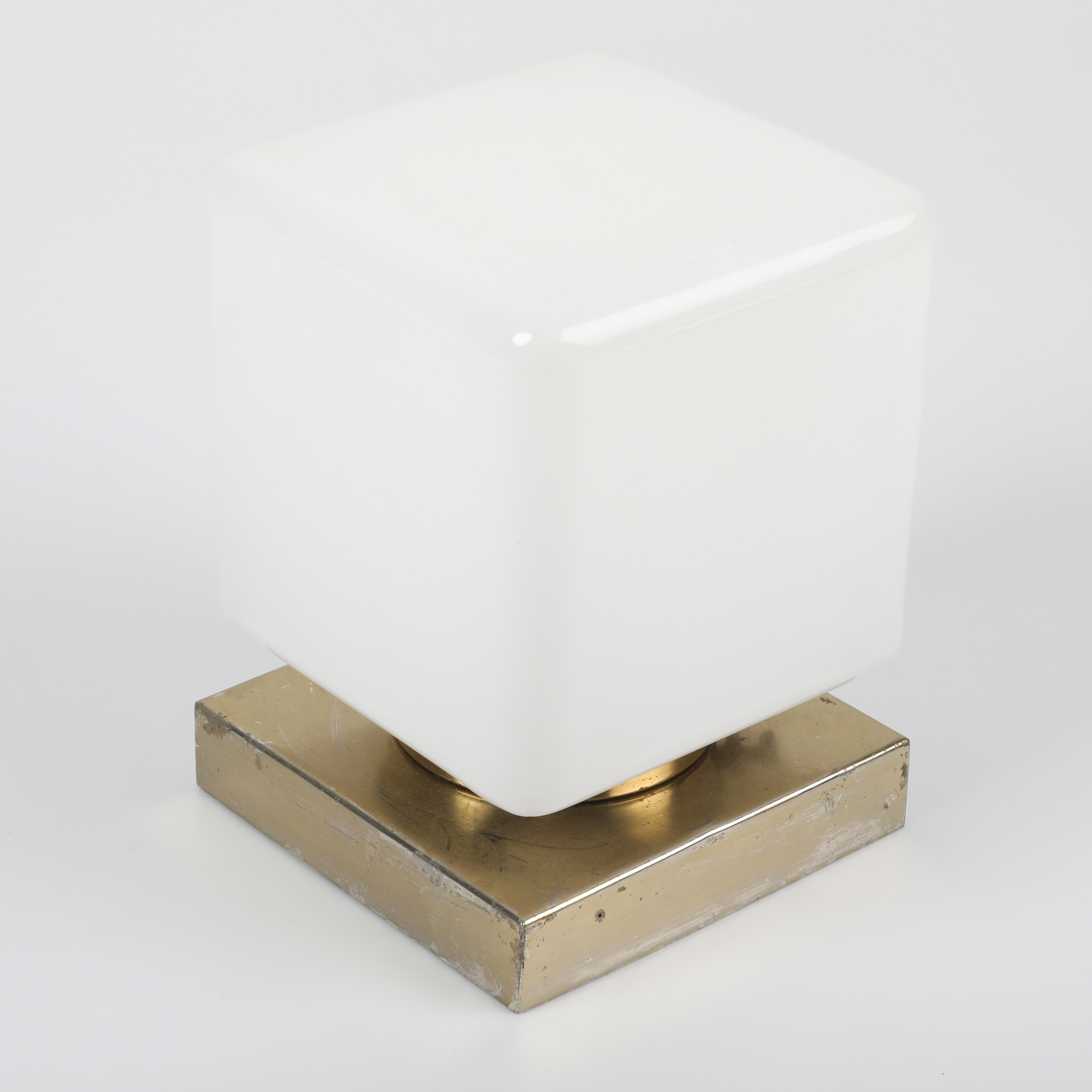 TAKLAMPA, vitmetall med opalinglaskupa, Bauhaus-modell, 1900-talets första hälft.