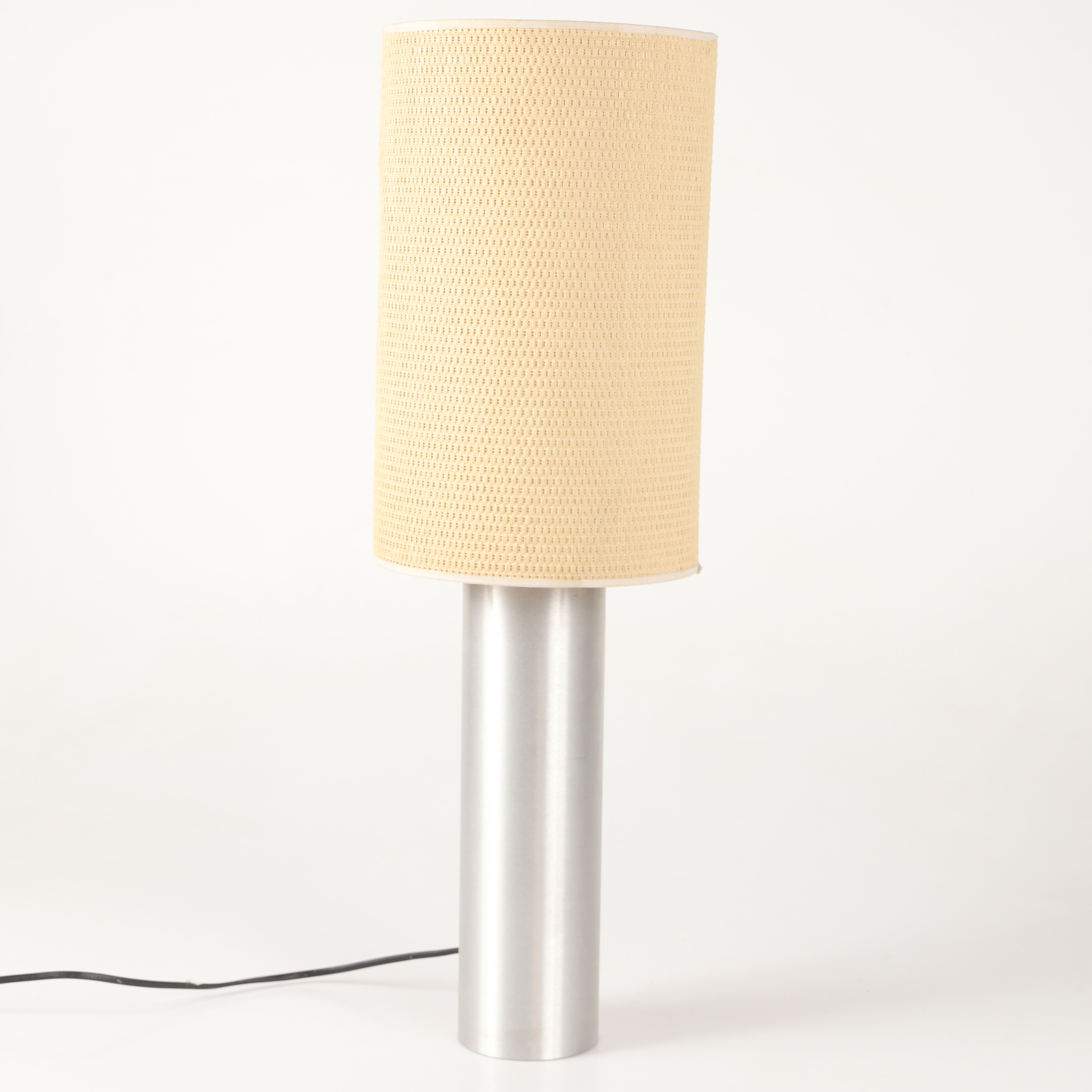 BORDSLAMPA, "Metropol", aluminium med flätad skärm, 1900-/2000-tal.