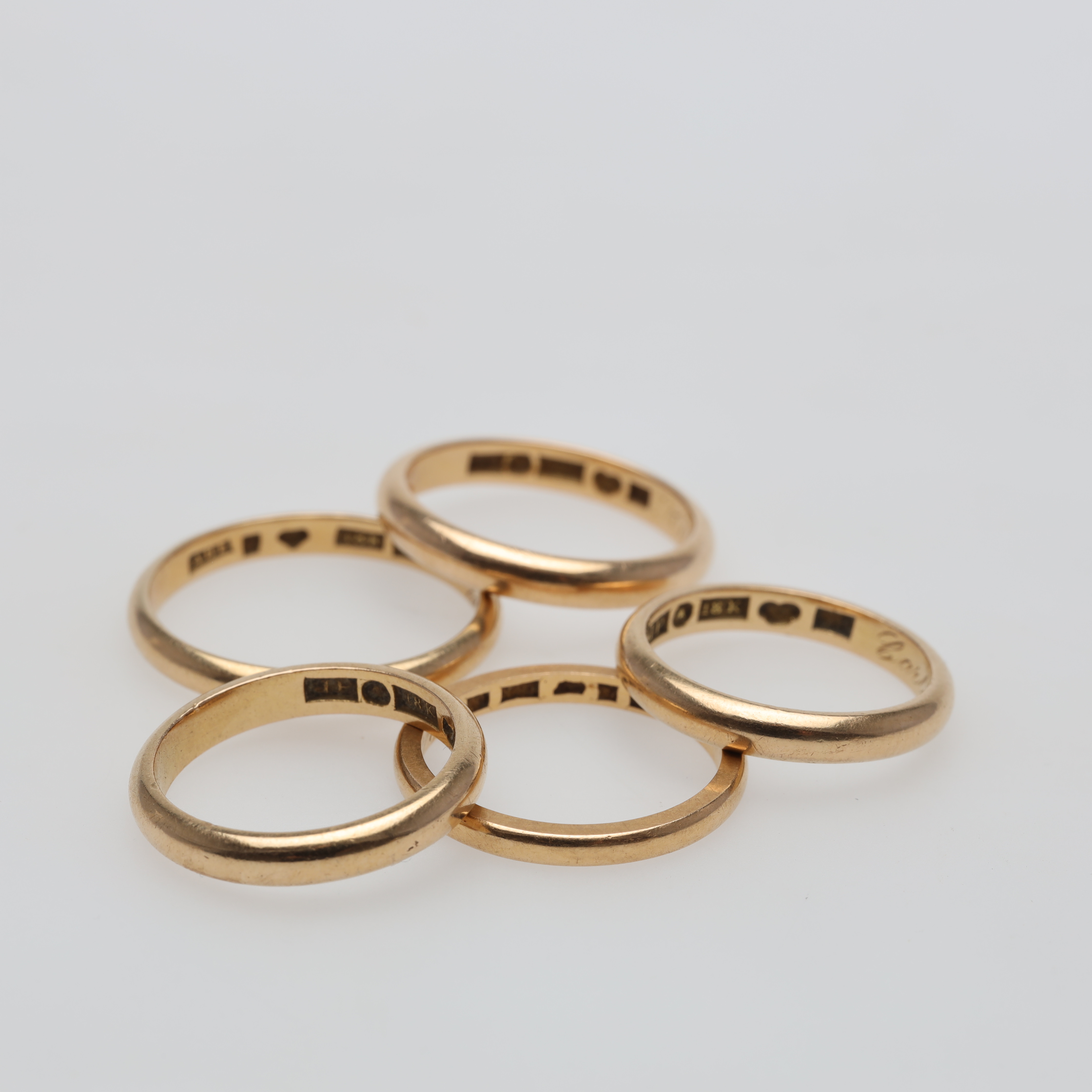 RINGAR 5 stycken 18K guld vikt ca 18,6 gram.