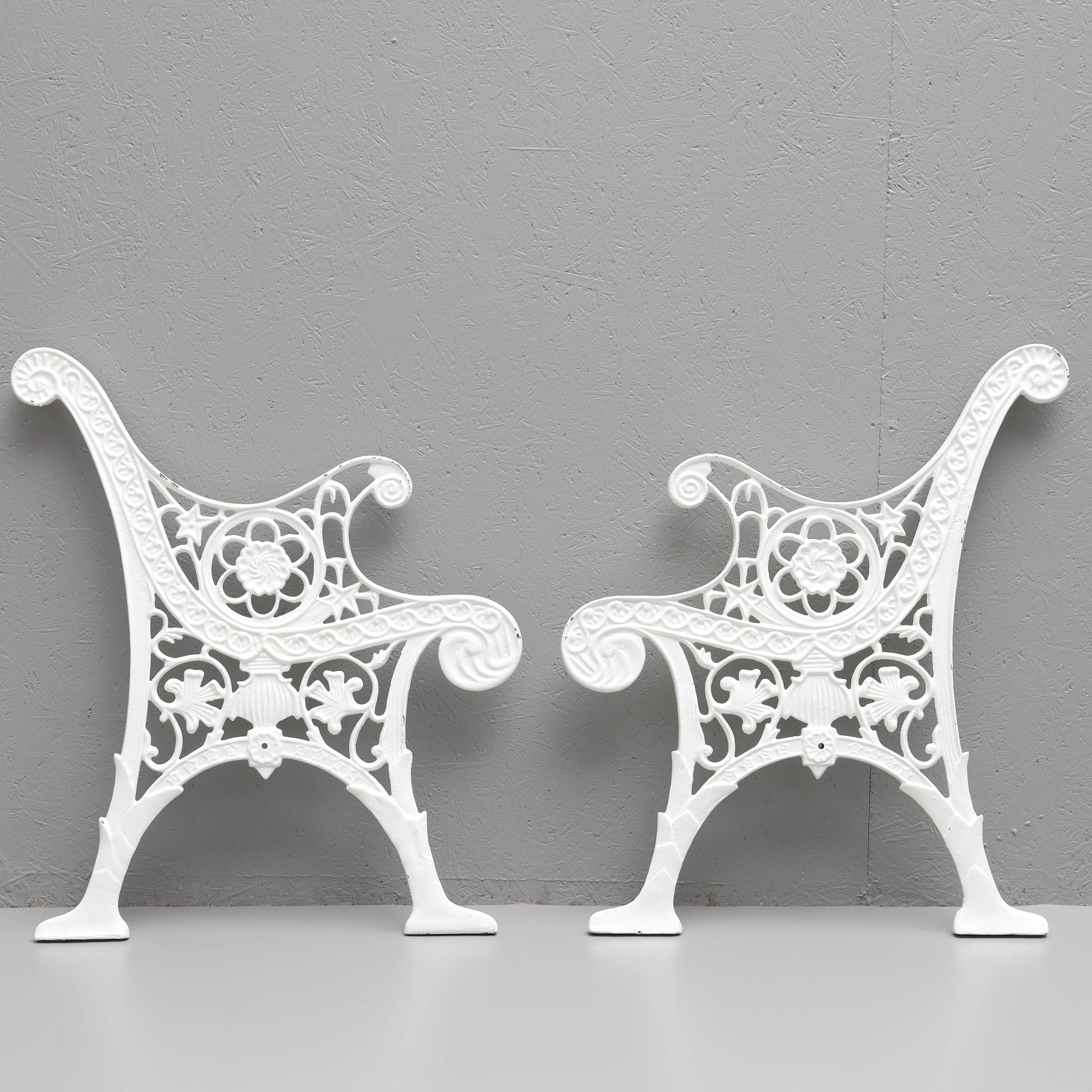 GAVLAR, ett par, till trädgårdssoffa, aluminium, 1900-tal.