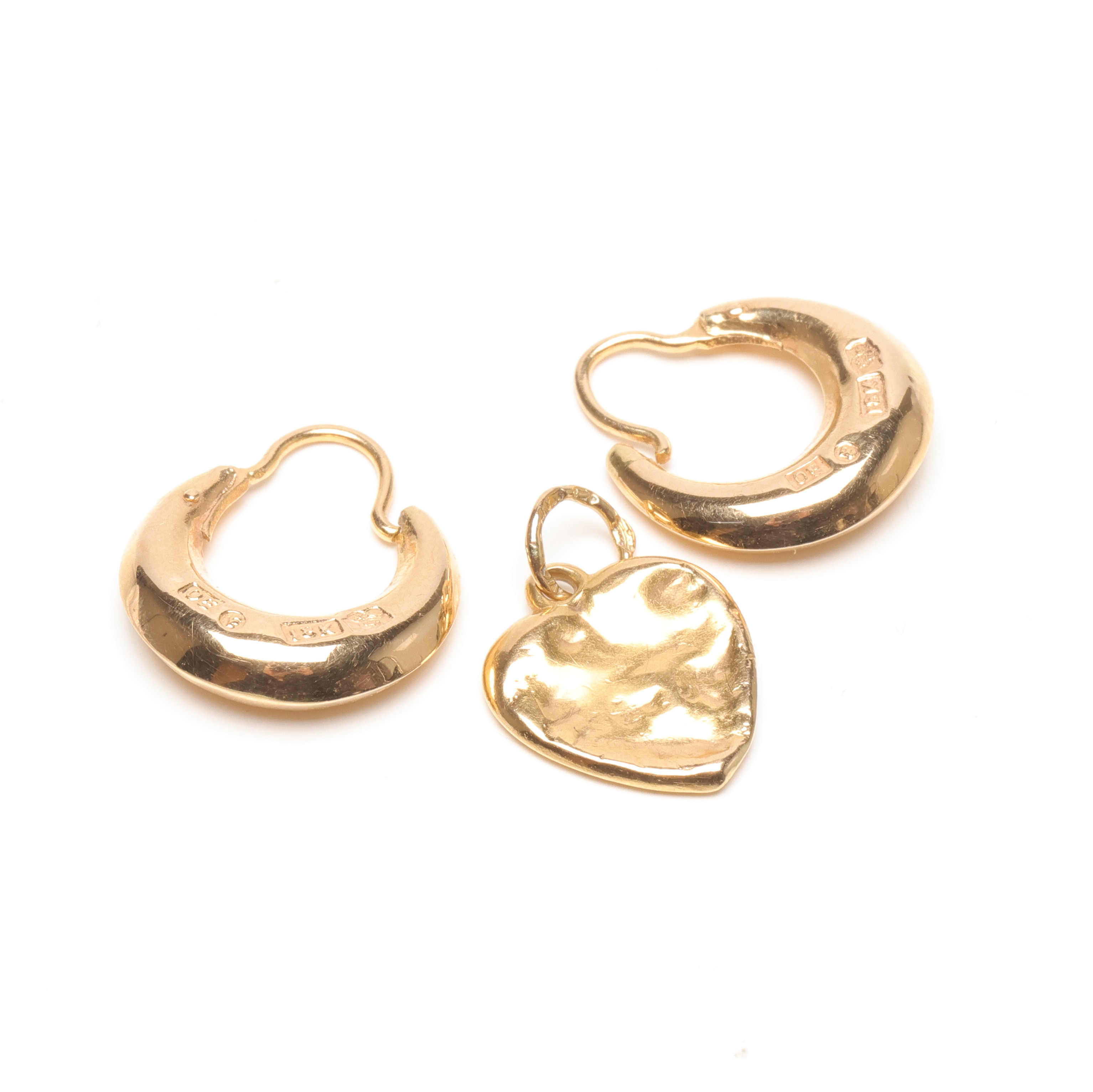 ÖRHÅNGEN ett par samt HÄNGE, 18k guld vikt ca 1,8g.