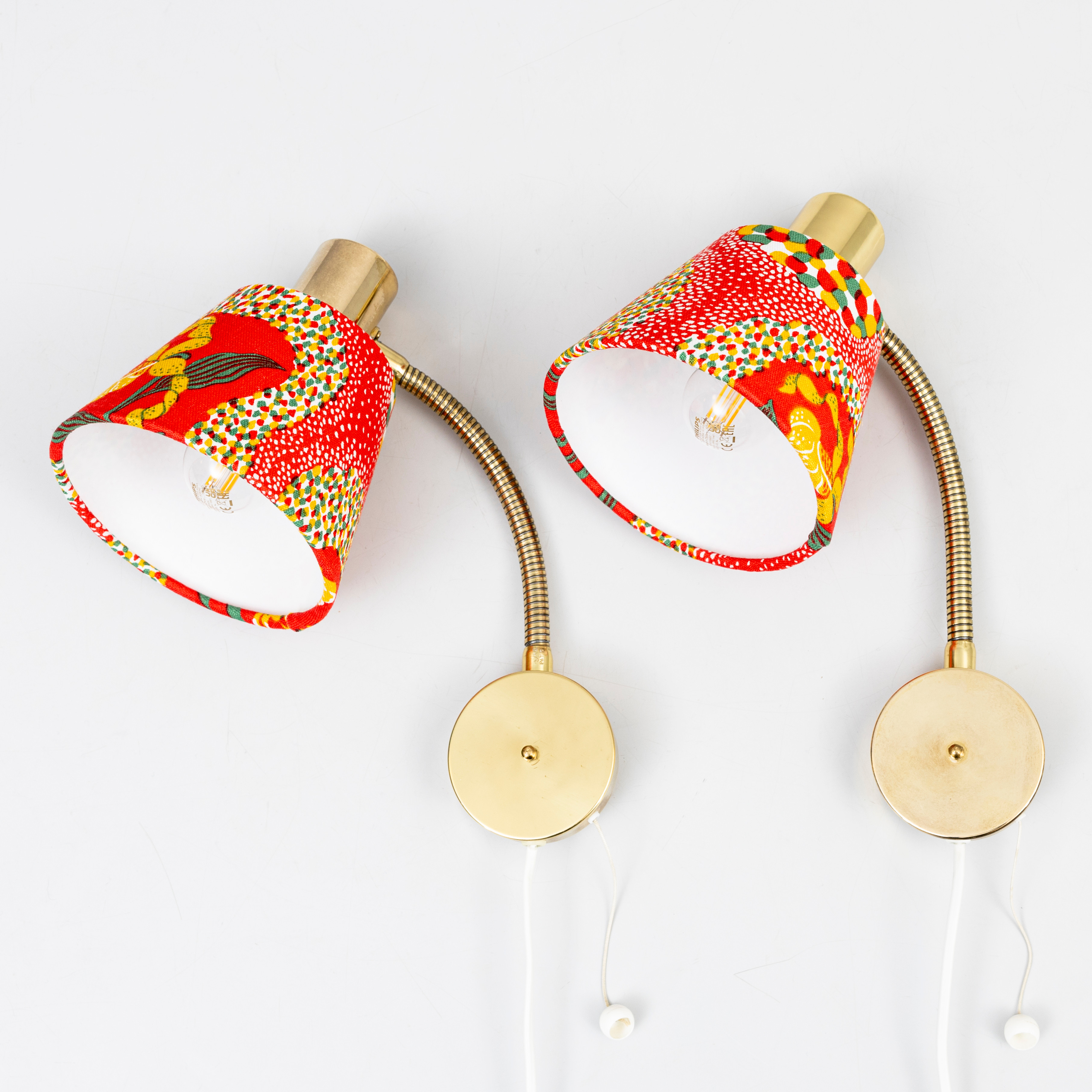 VÄGGLAMPOR, ett par, mässing, FLB, modell 8180 skärmar med tyg av Jose Frank, "Catleya", formgivet 1930-tal för Firma Svenskt Tenn.