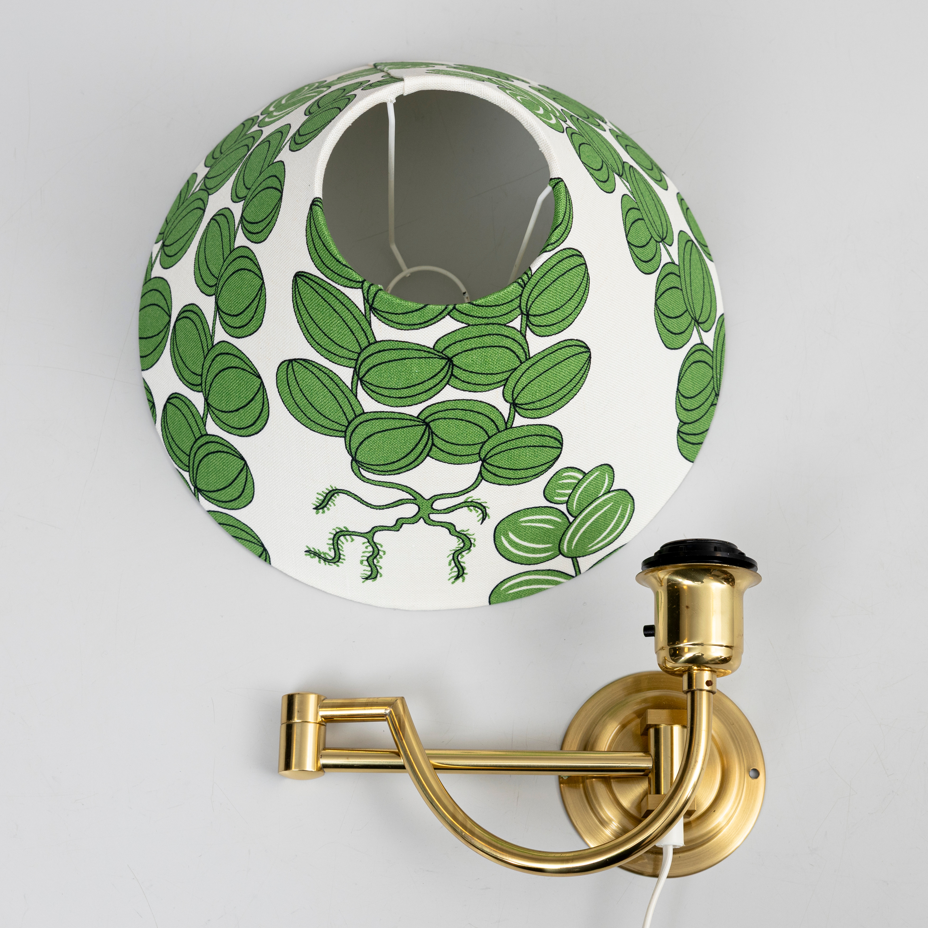 VÄGGLAMPA, mässing, Skärm med tyg " Celotocaulis" formgivet 1930-tal av Josef Frank för Firma Svenskt Tenn.