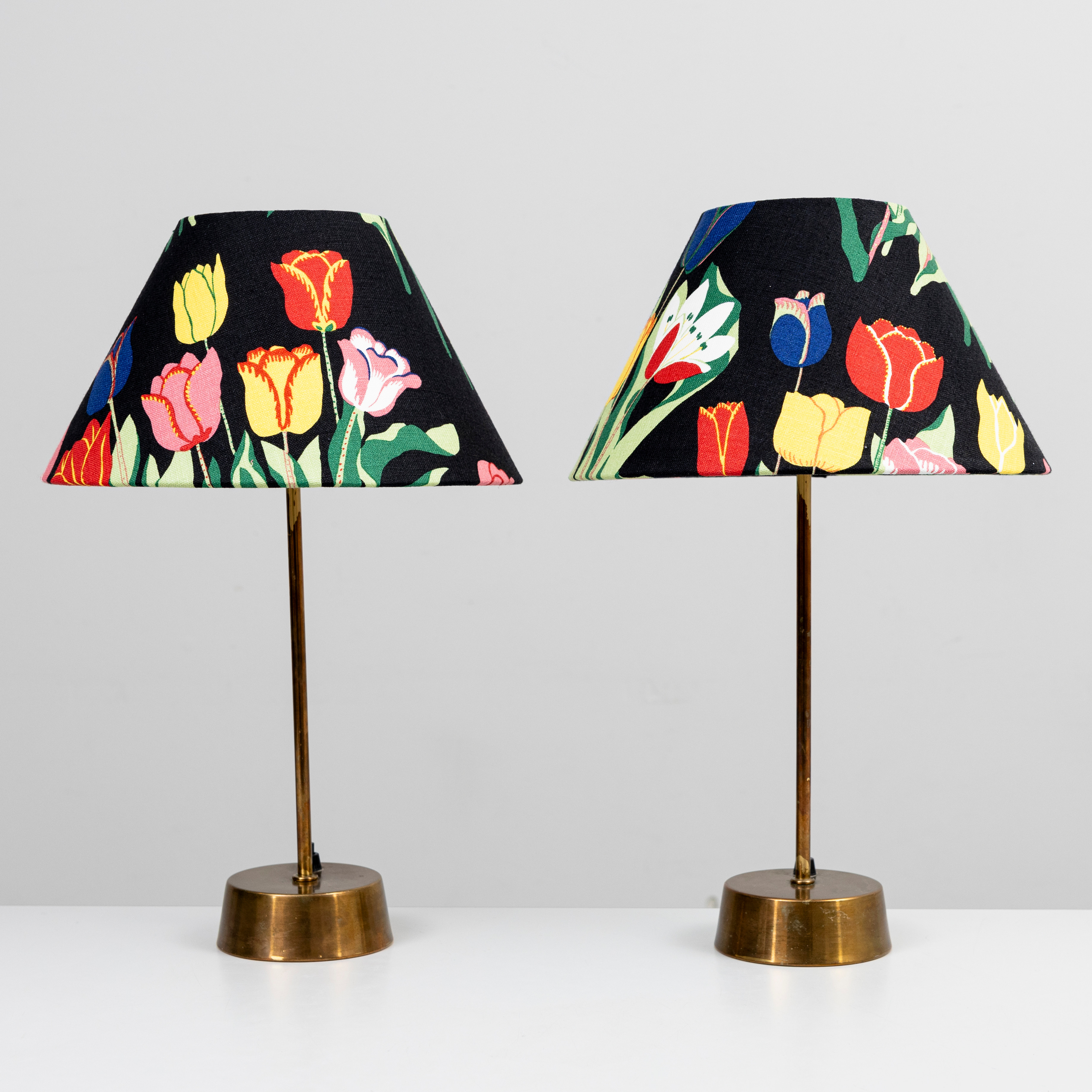 BORDSLAMPOR, ett par, mässing, KLK, Karlskoga Lampfabrik,1900-talets mitt, skärmar med tyg "Tulpaner" svart, formgivet 1940-tal av Josef Frank för Firma Svenskt Tenn.