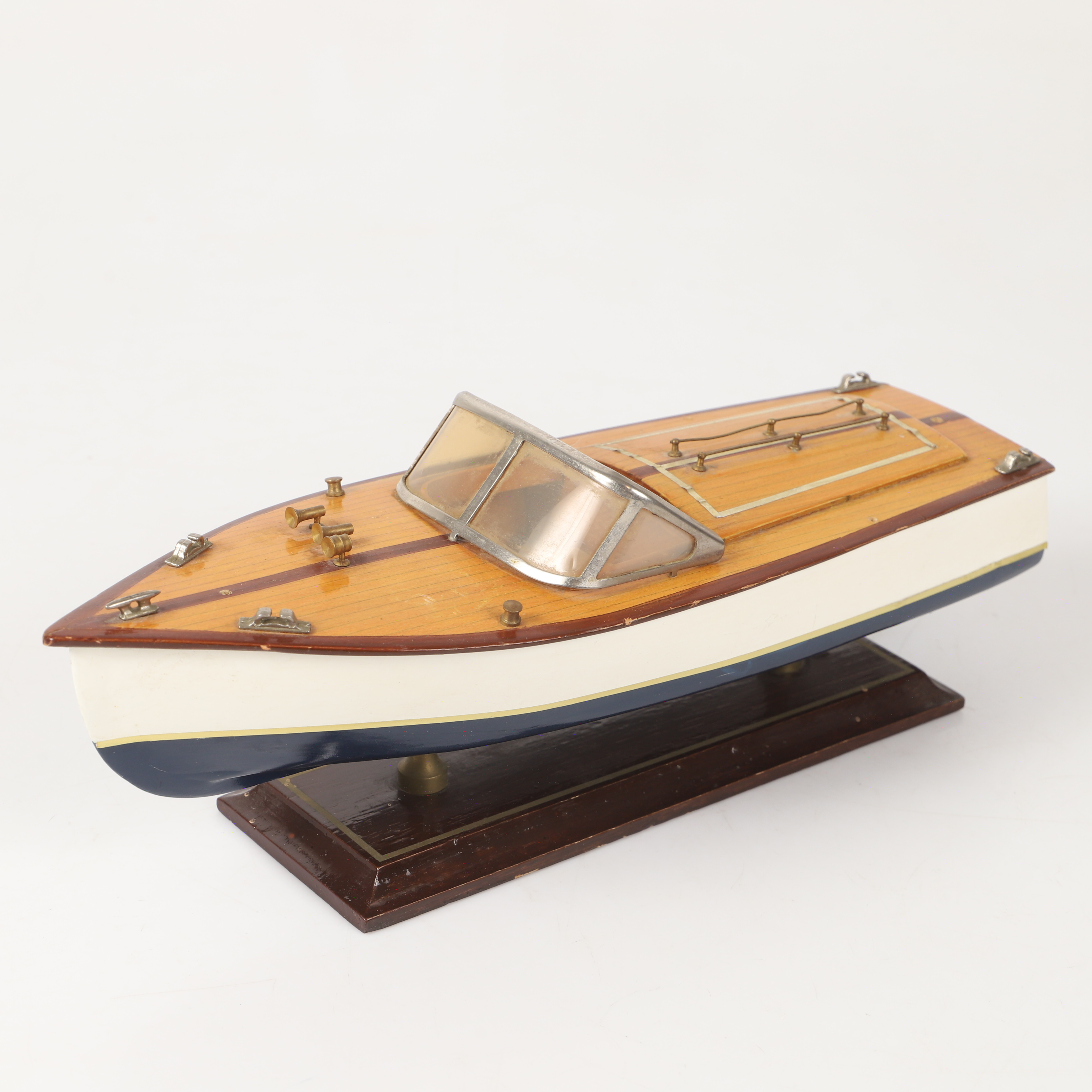 MOTORBÅTSMODELL, trä med metalldetaljer, 1900-talets andra hälft.