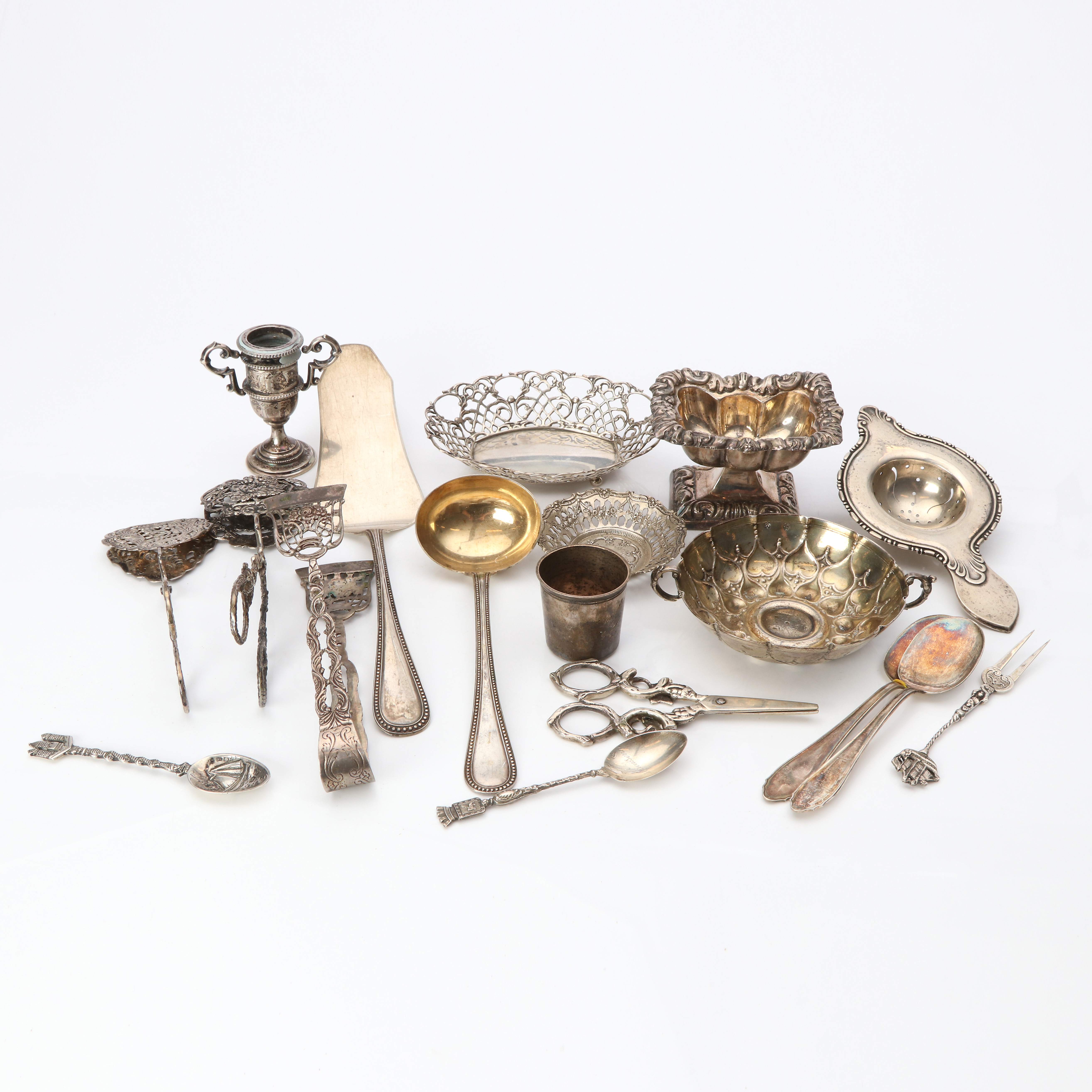 PARTI SILVER, 18 DELAR. Vikt ca 850 gram. 18-1900-tal.