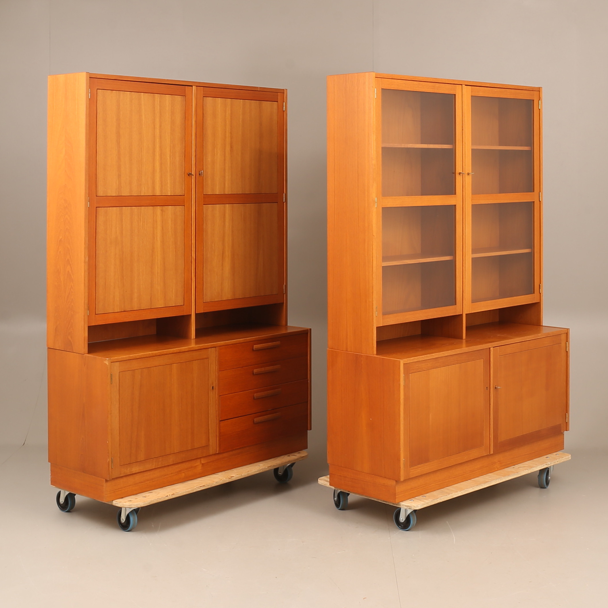 NILS JONSSON. Skåp samt vitrinskåp, teak, "Domi Monte", Troeds, Bjärnum.