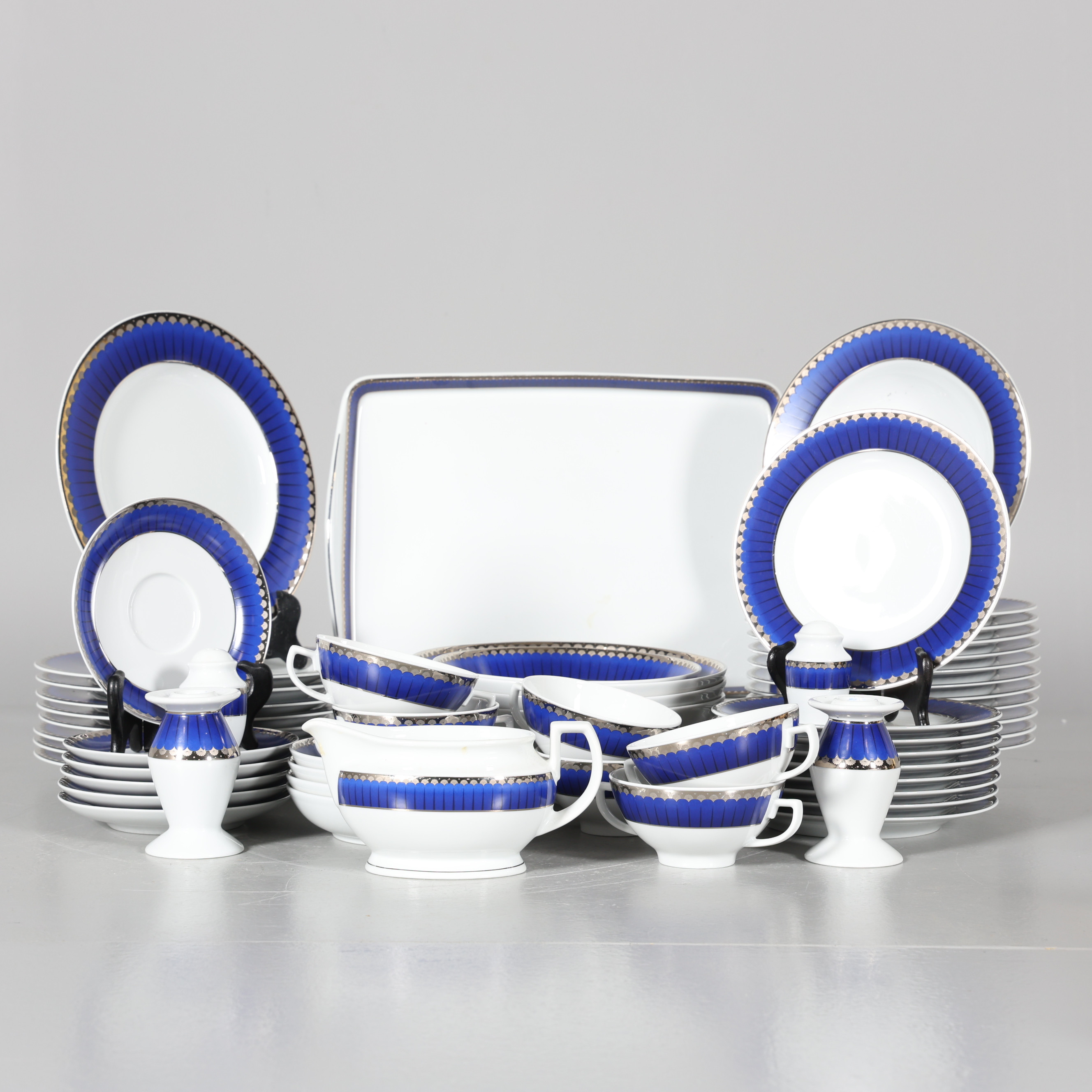 SIGVARD BERNADOTTE. MATSERVIS, 56 delar, porslin, "Marianne Royal Blue", Fyrklövern/Christeholm.