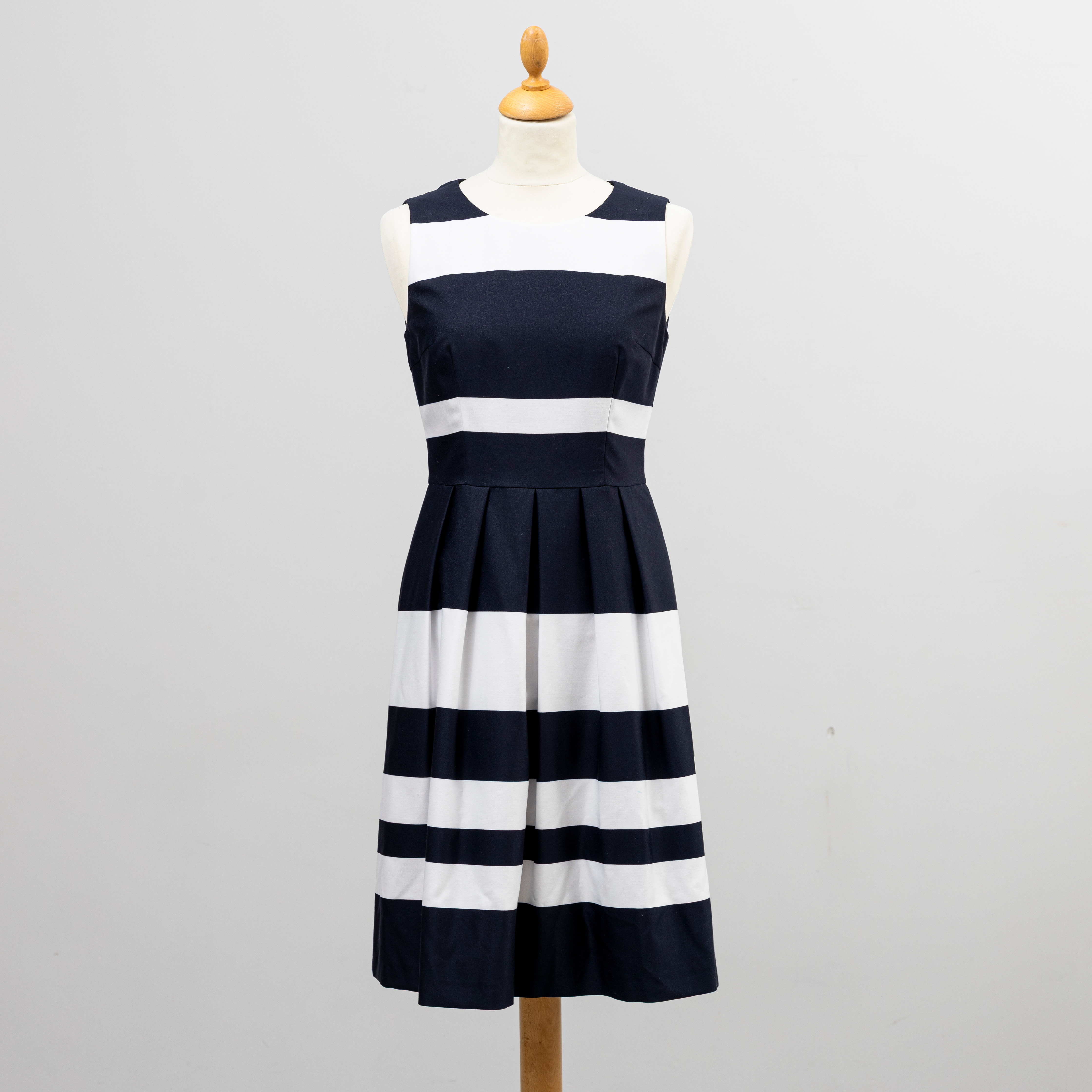 HUGO BOSS. KLÄNNING, storlek tysk 34/fransk 36.